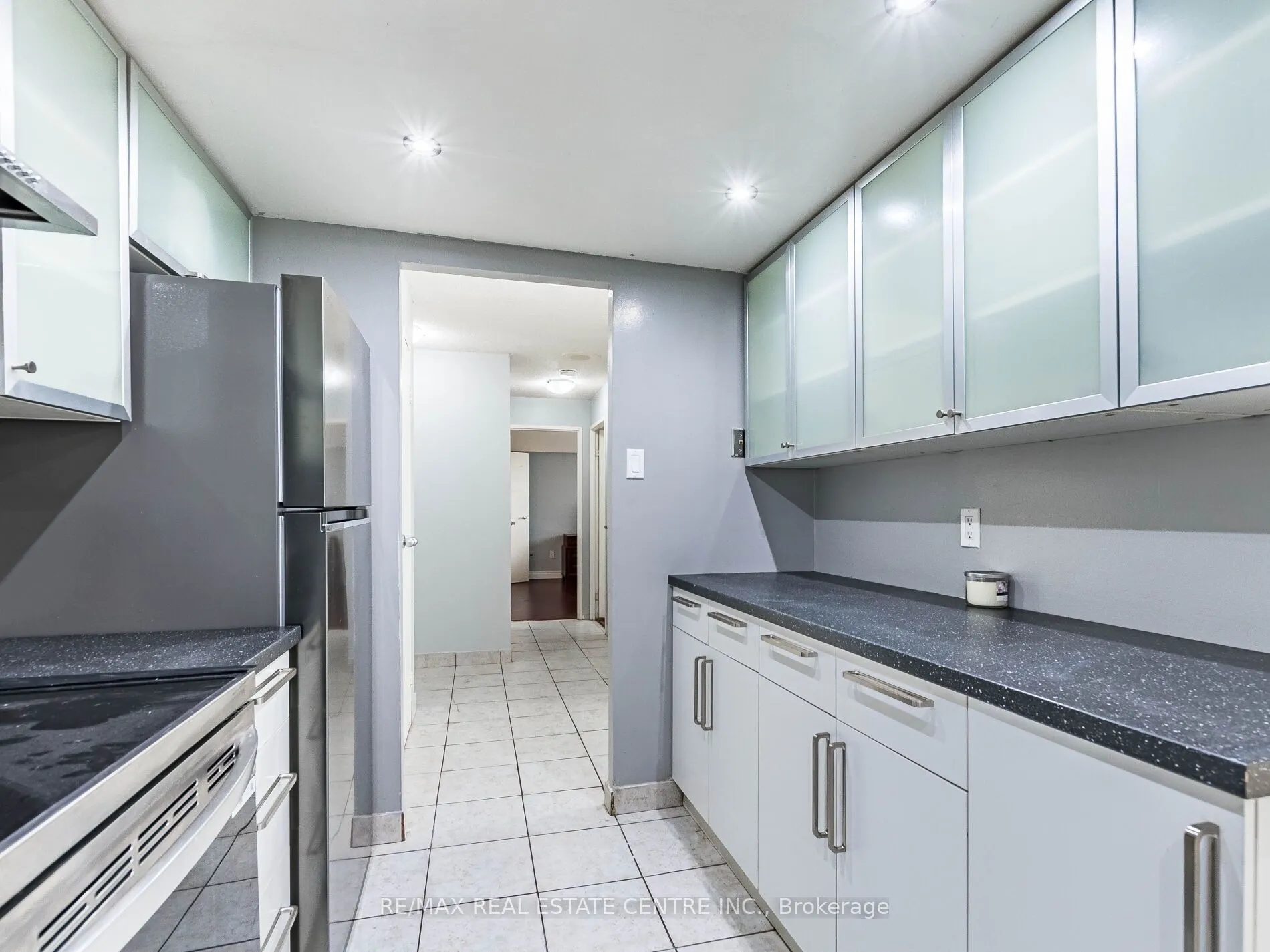 3695 Kaneff Crescent N, #211