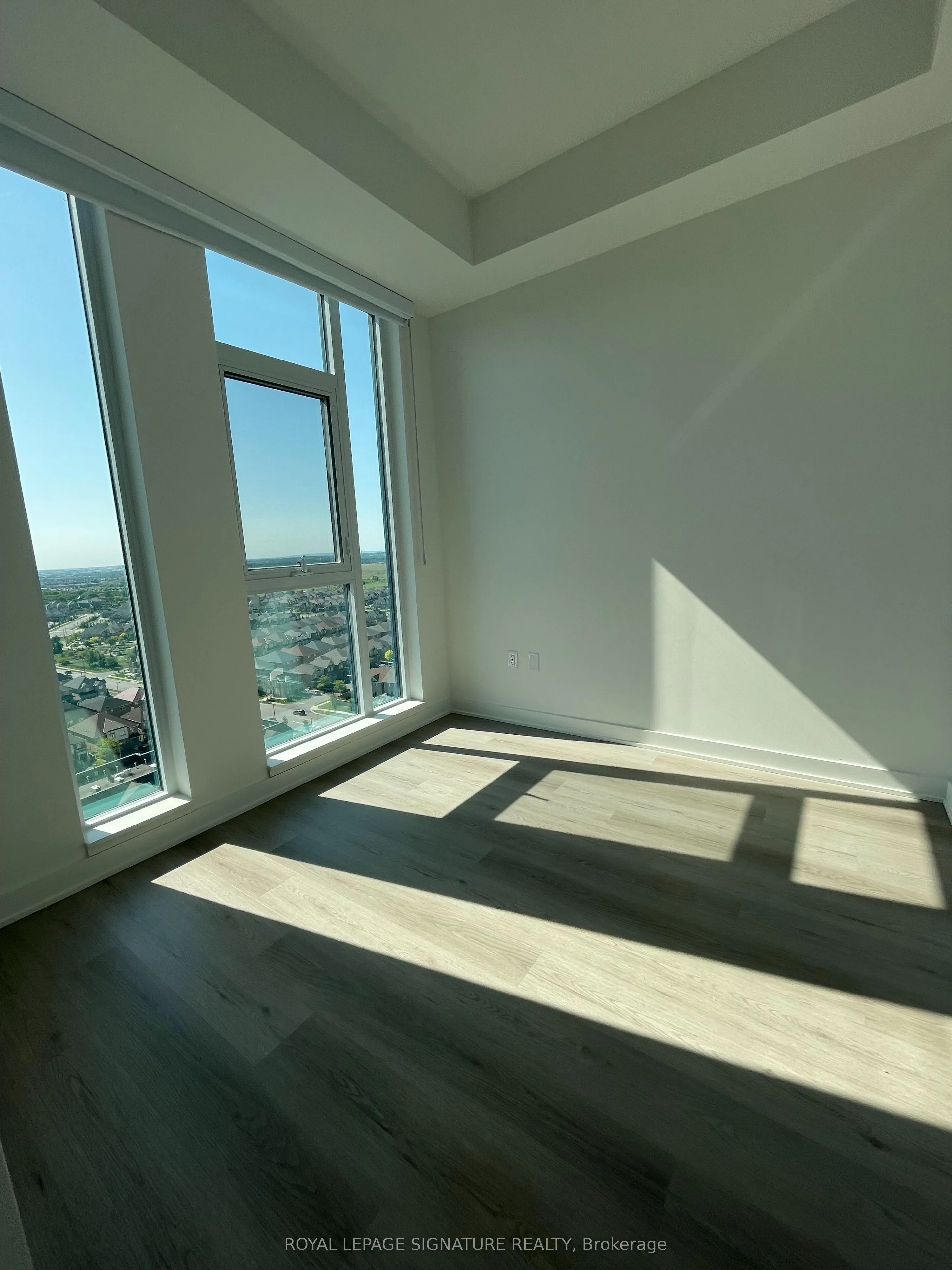 40 Lagerfeld Drive, #808
