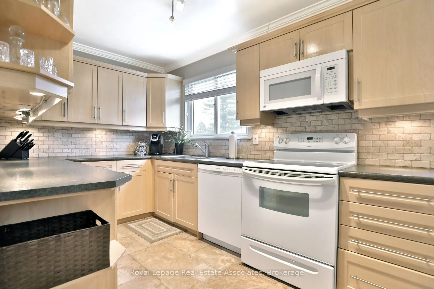 1270 Gainsborough Drive, #76
