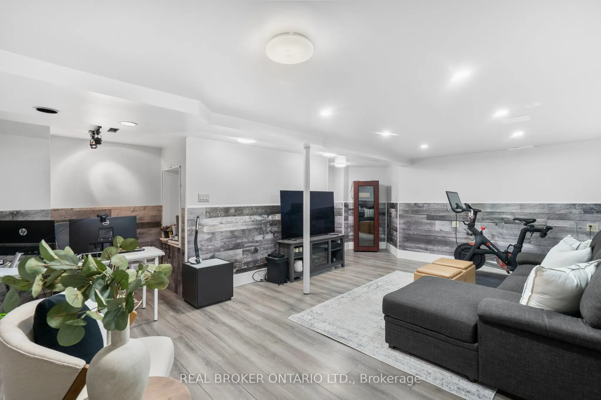 40 Davis Crescent