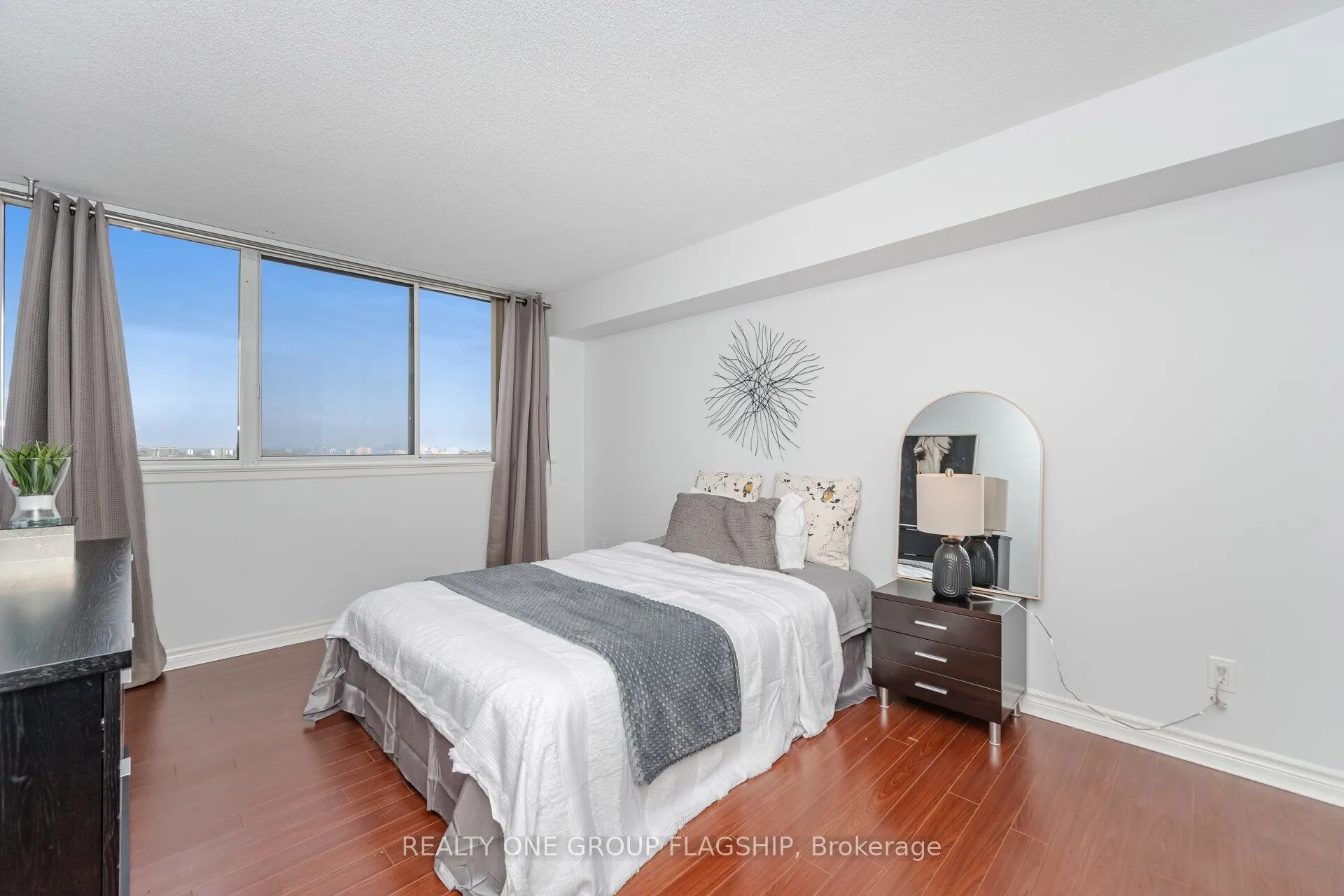880 Dundas Street W, #604