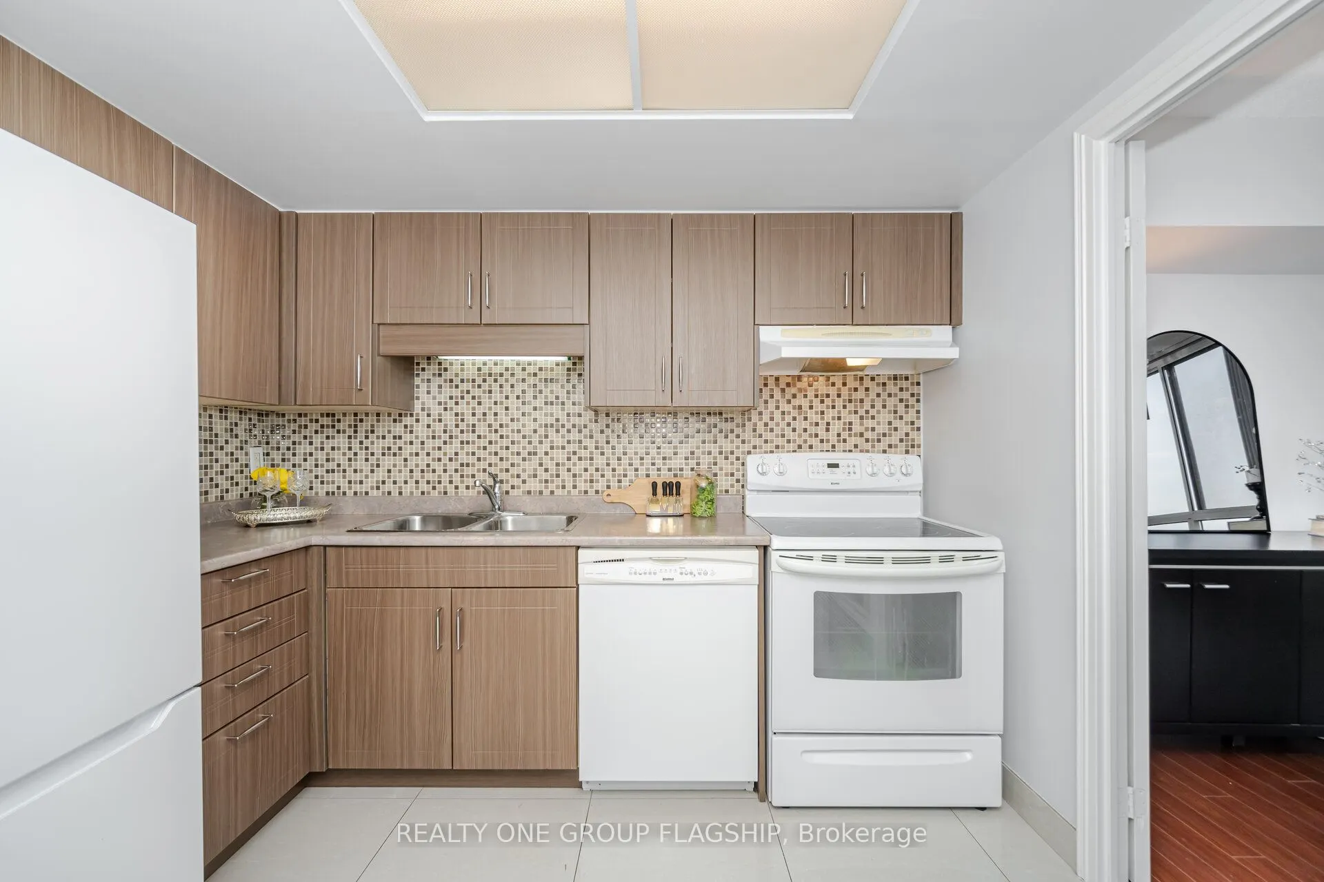 880 Dundas Street W, #604