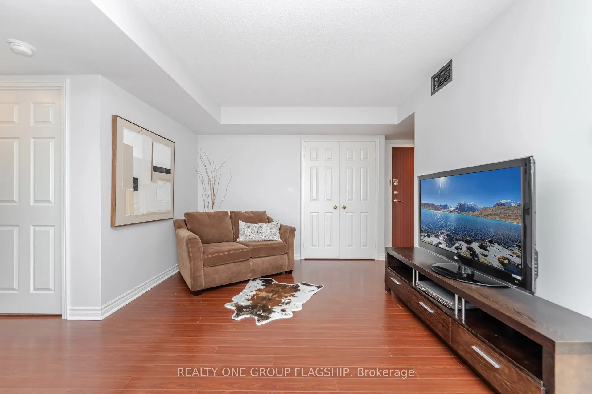 880 Dundas Street W, #604