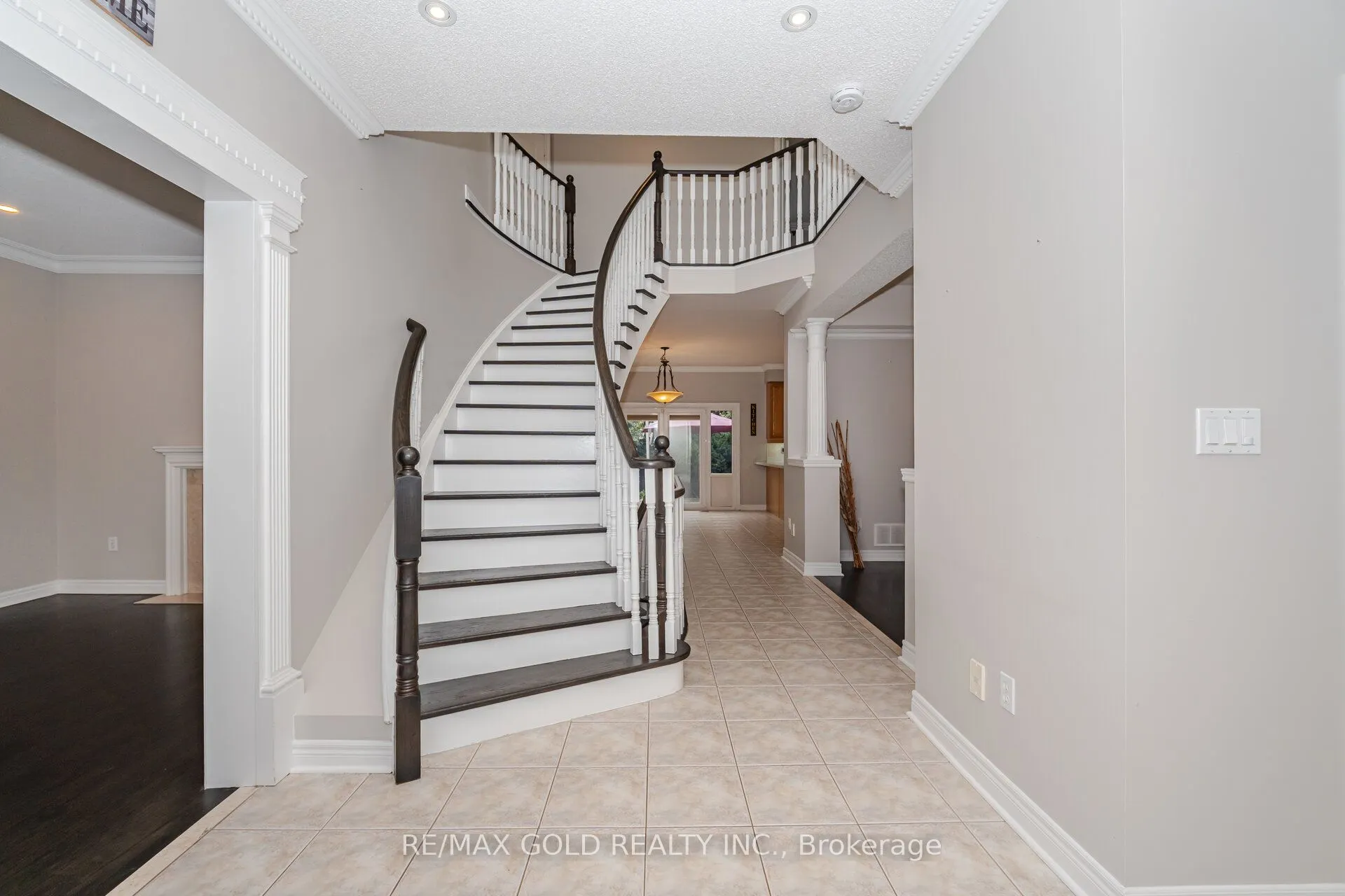 2 Treeview Crescent