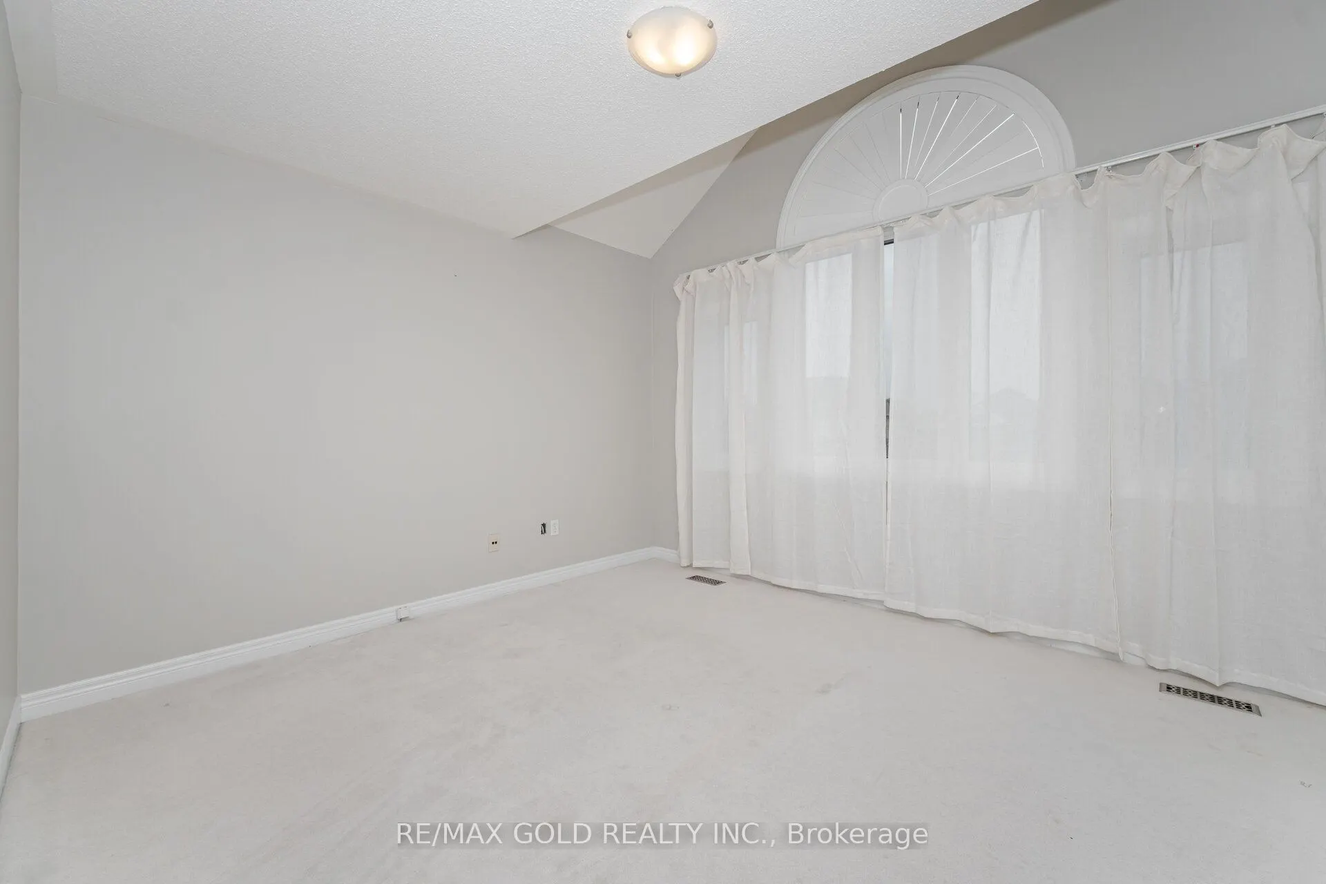 2 Treeview Crescent