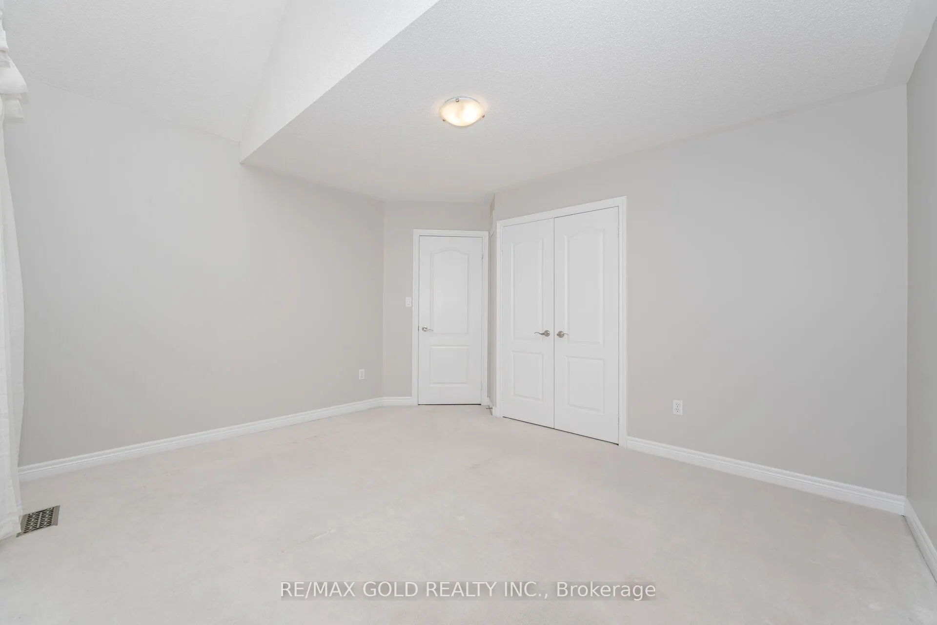 2 Treeview Crescent