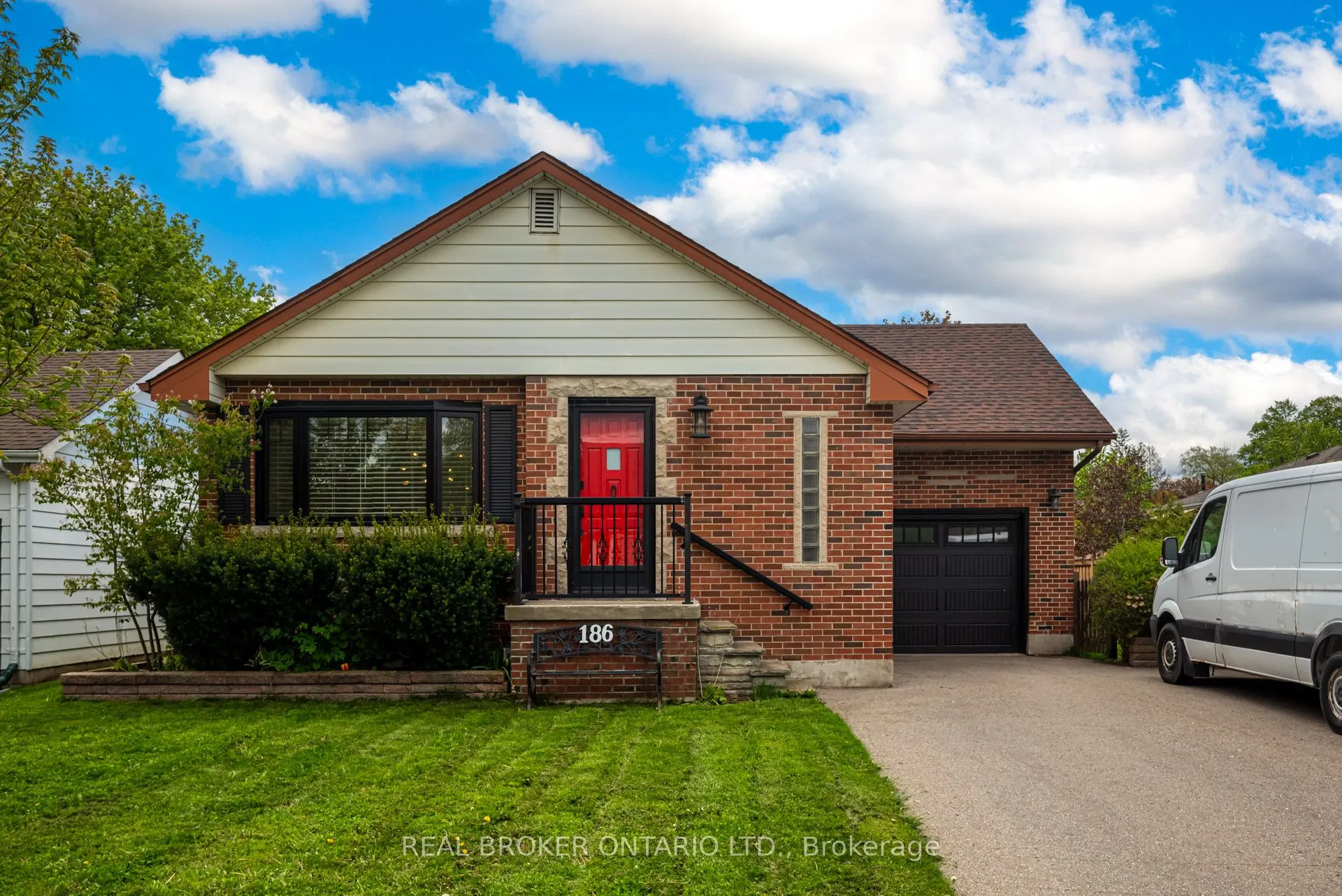 186 Jeffery Avenue S