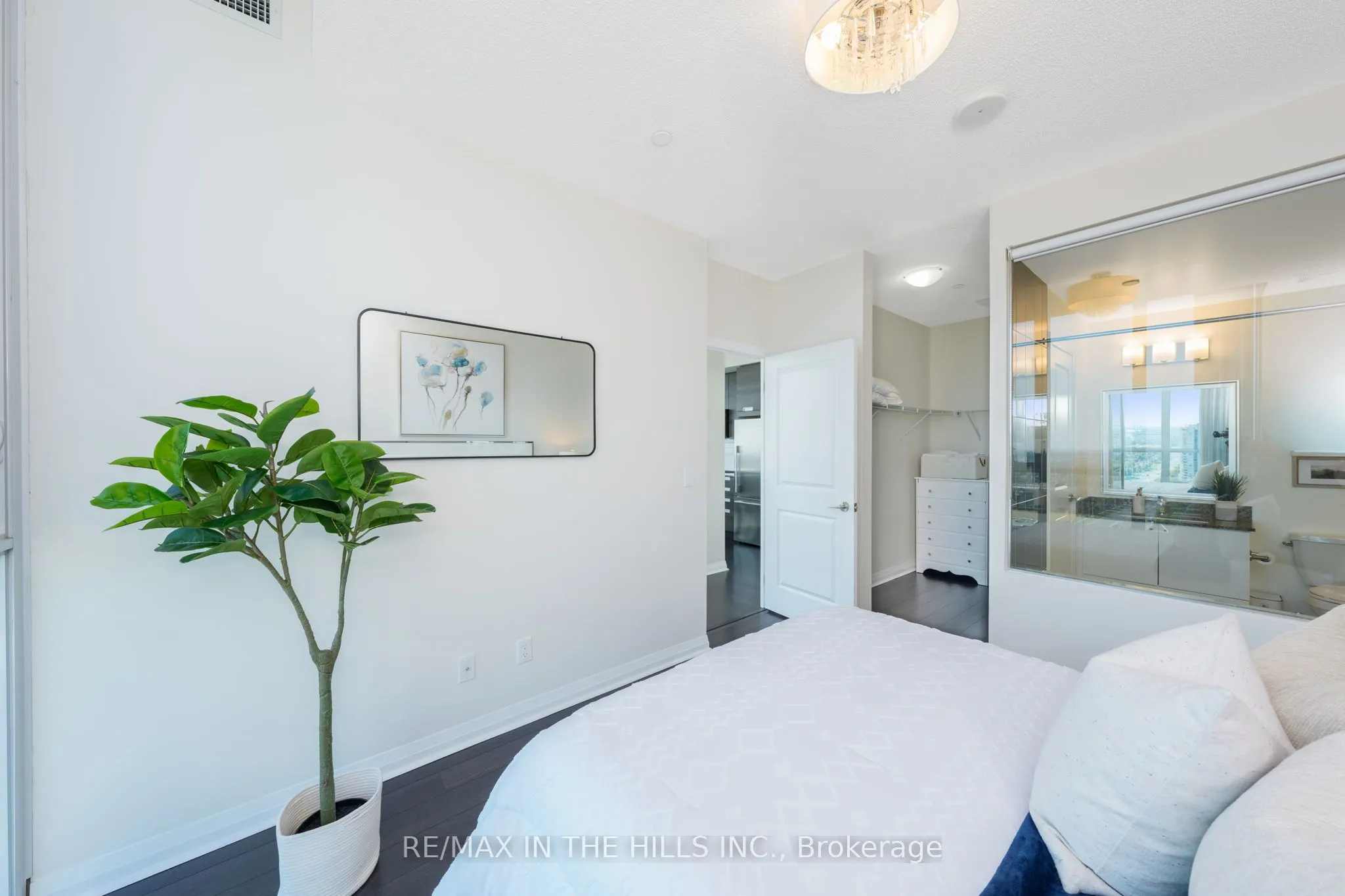 55 Eglinton Avenue W, #2007