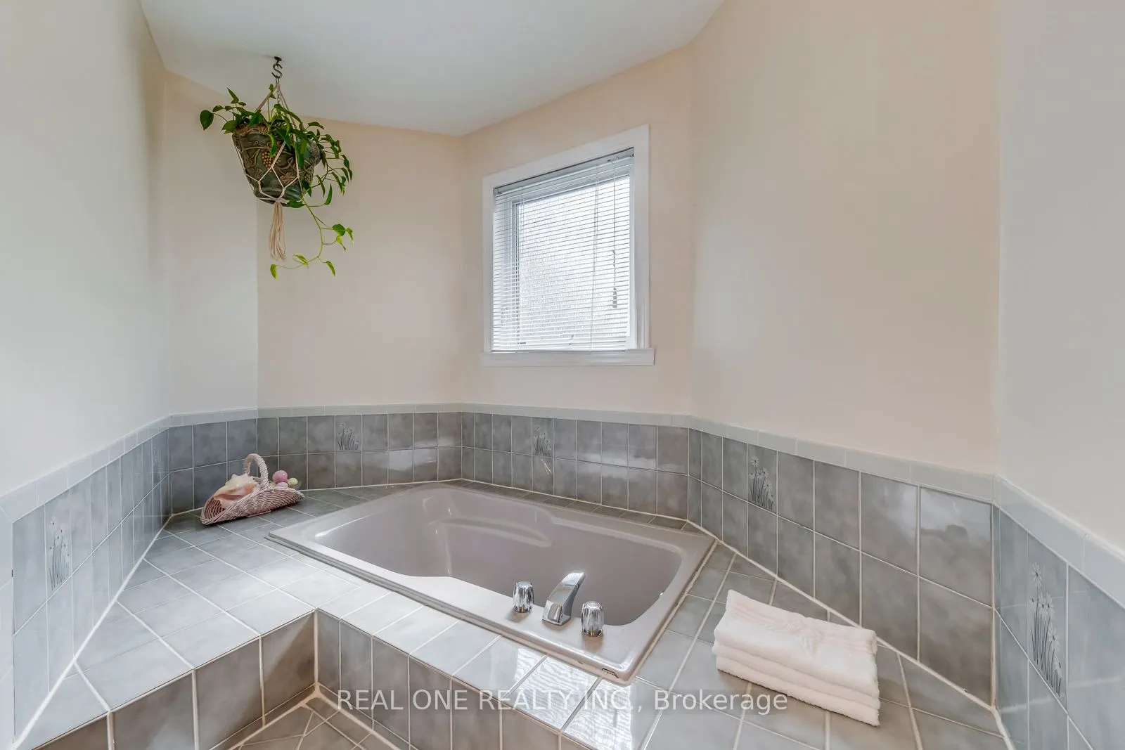 2082 Laurelwood Drive