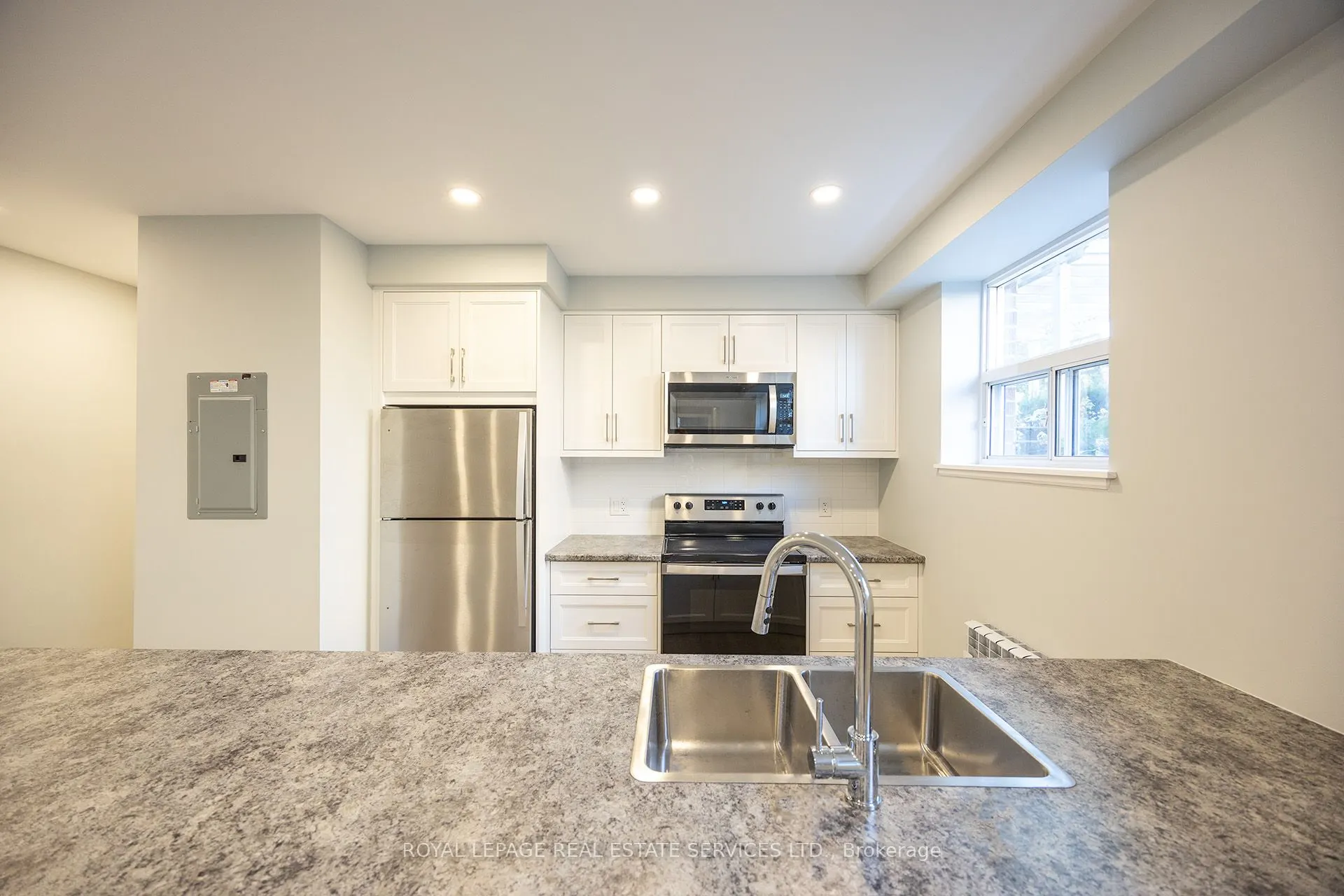 320 Lakeshore Road, #2