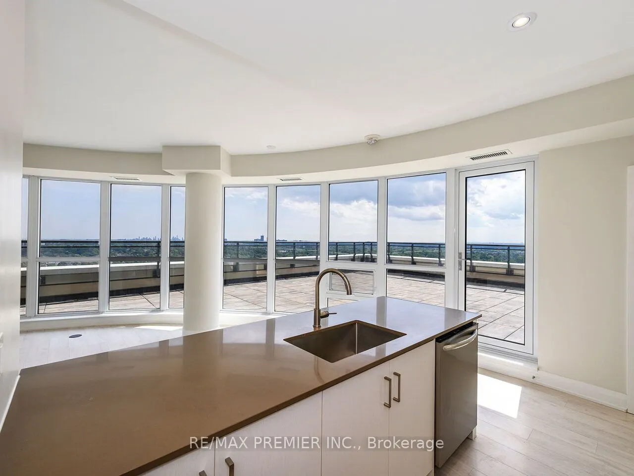 15 Lynch Street, #1805