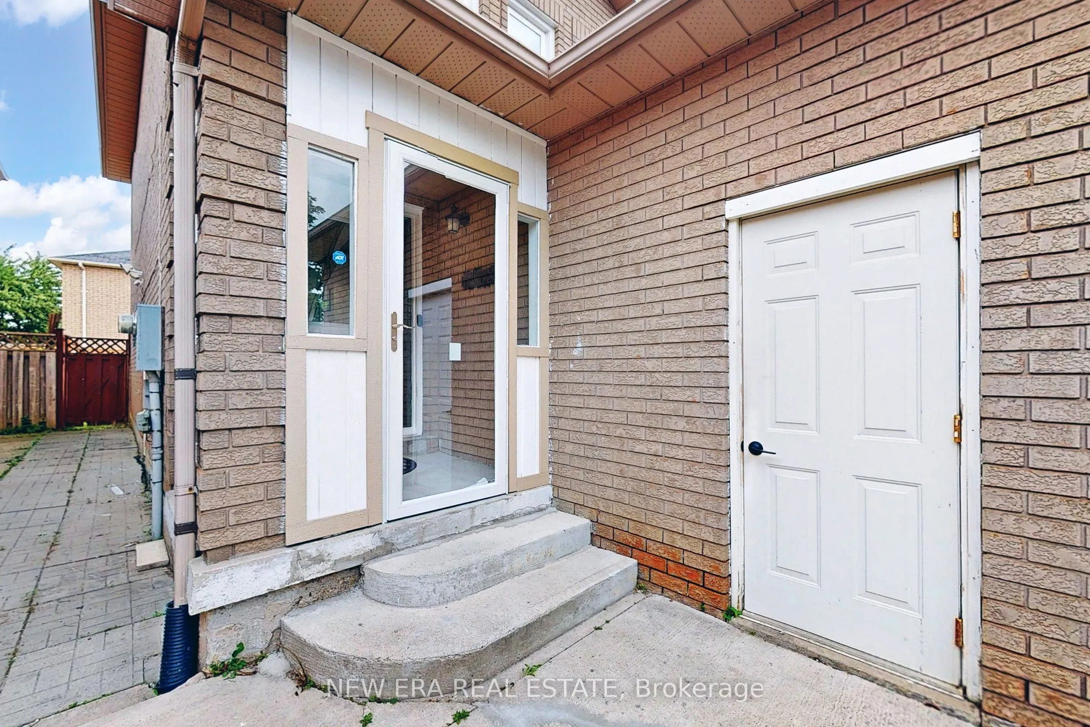 96 Toba Crescent
