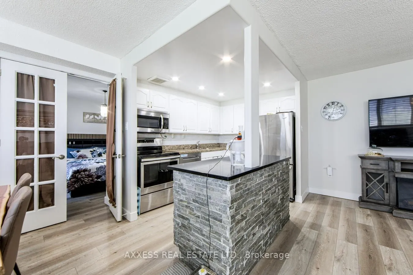 3590 Kaneff Crescent, #609