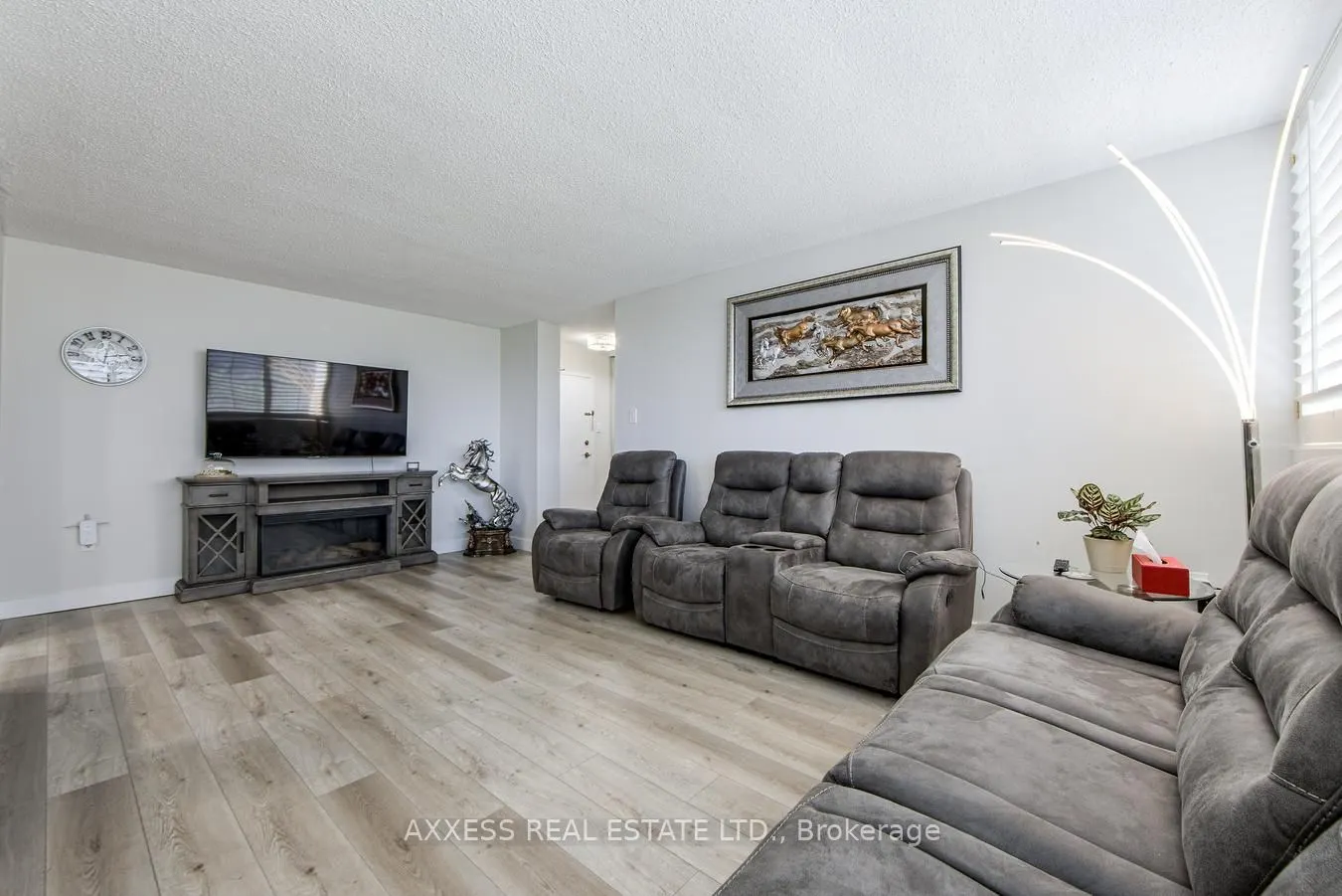 3590 Kaneff Crescent, #609