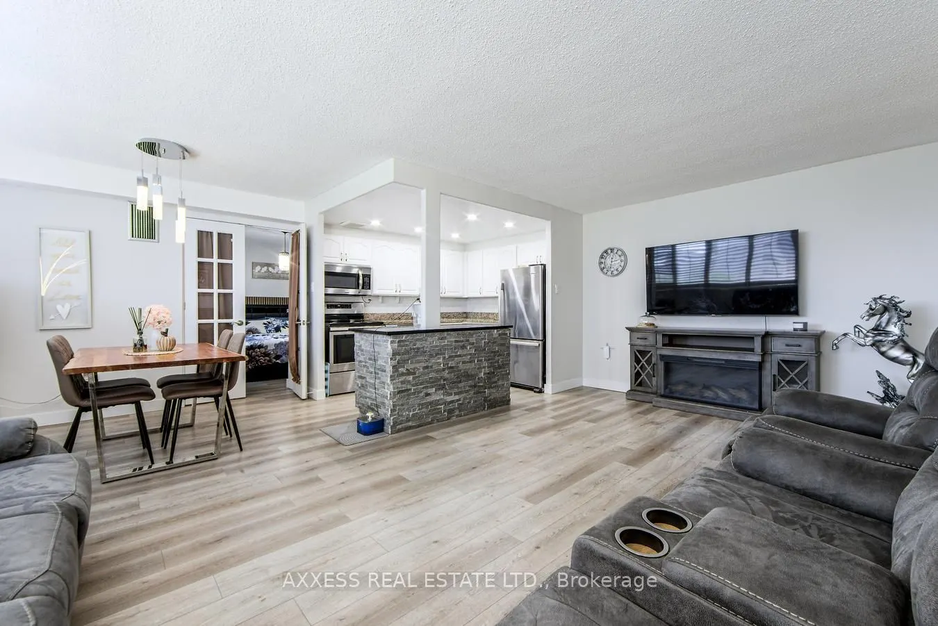3590 Kaneff Crescent, #609