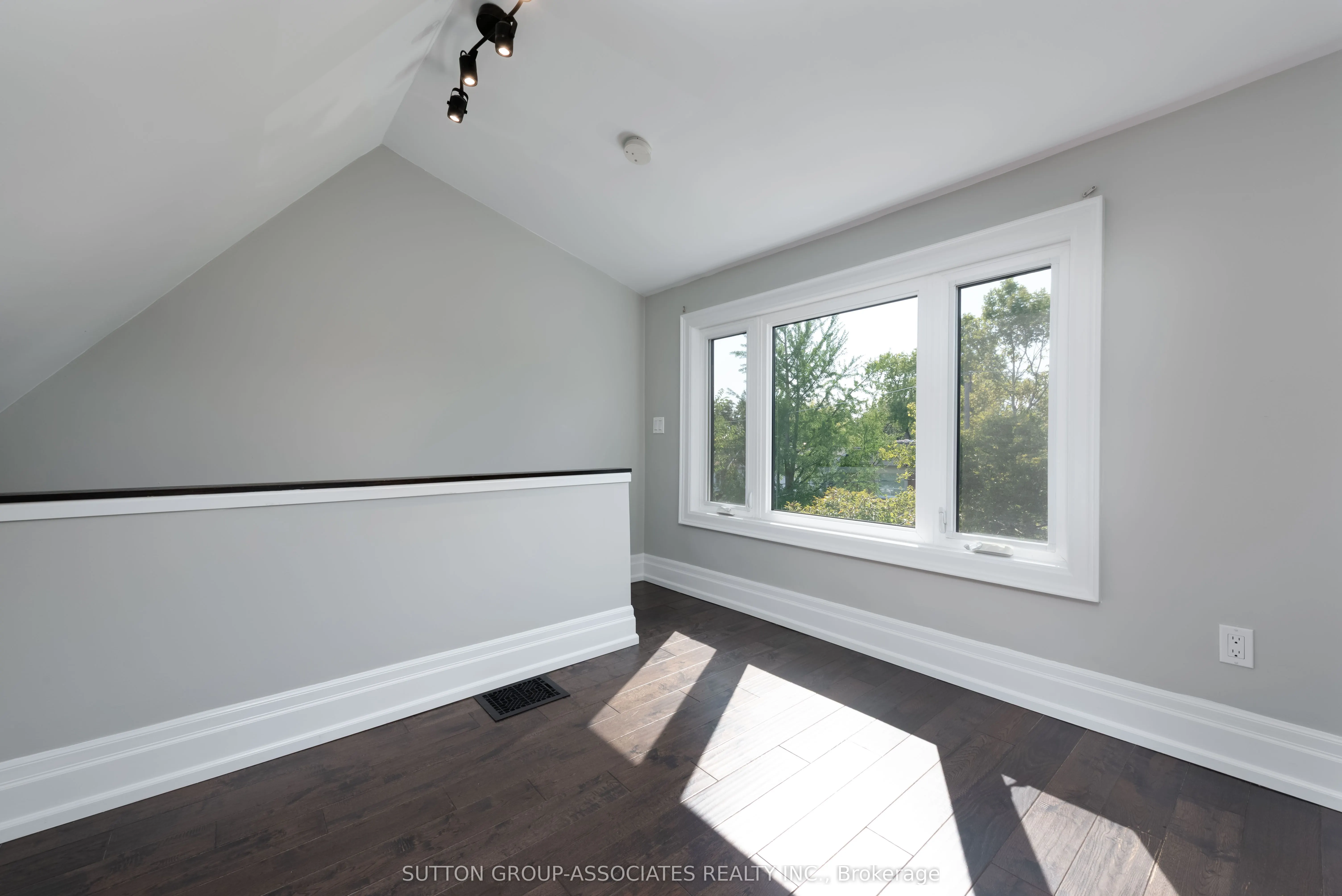 93 Harvie Avenue