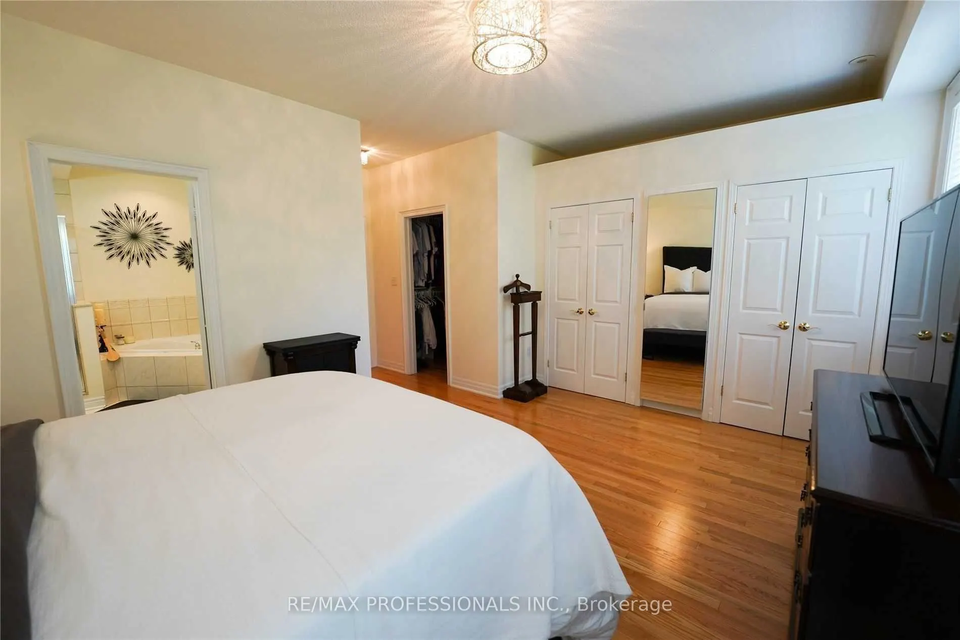 137 St Lawrence Drive, #11