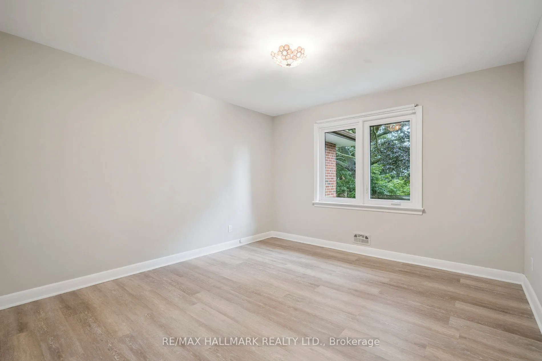 6 Fernalroy Boulevard