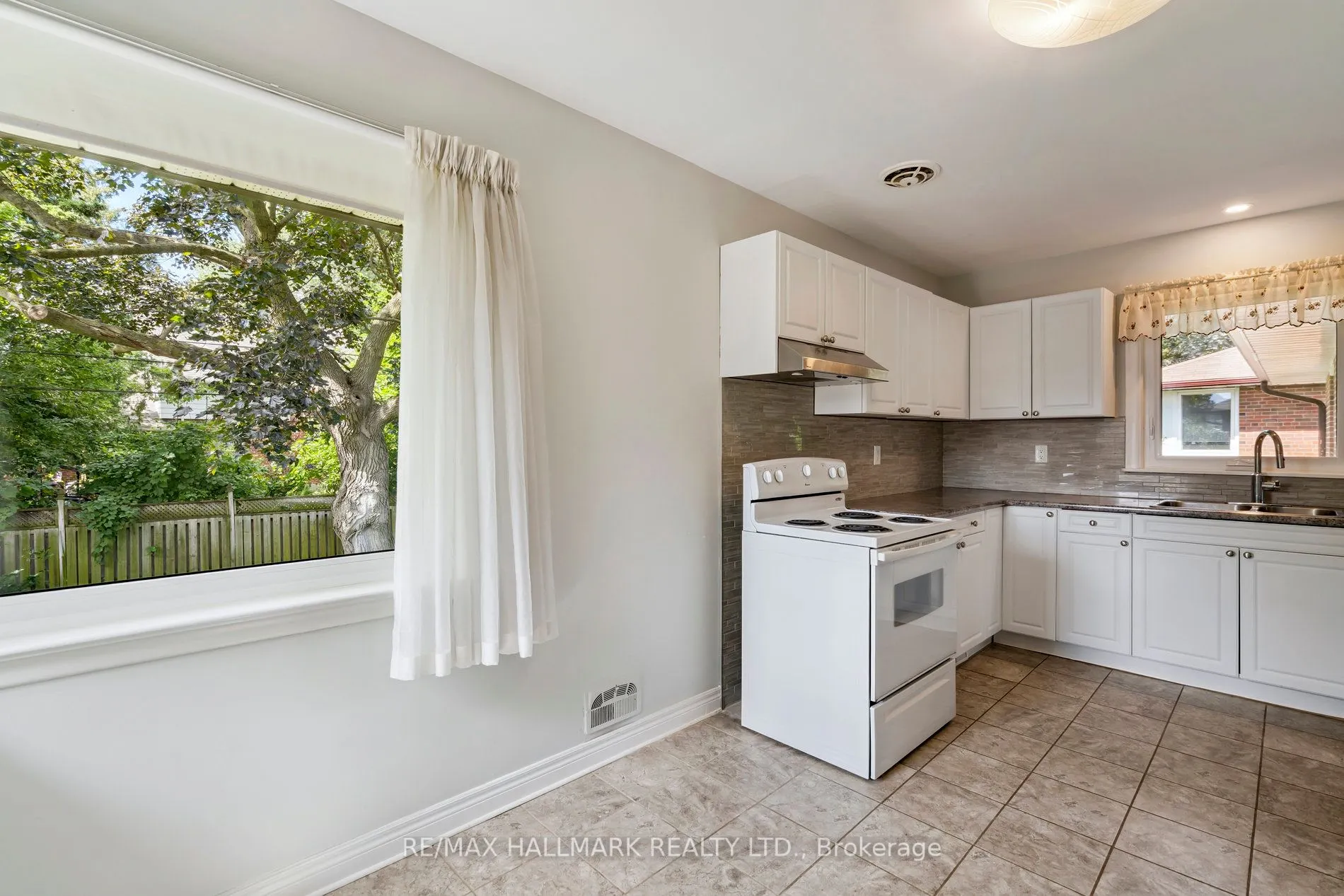 6 Fernalroy Boulevard