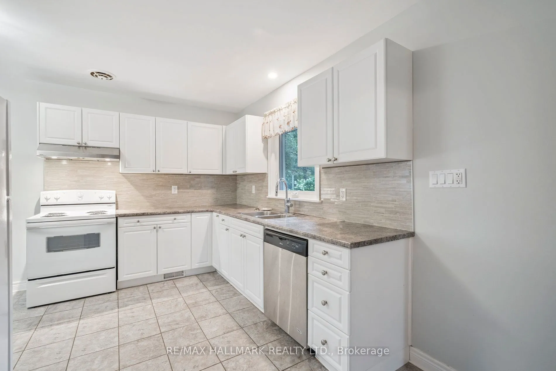 6 Fernalroy Boulevard