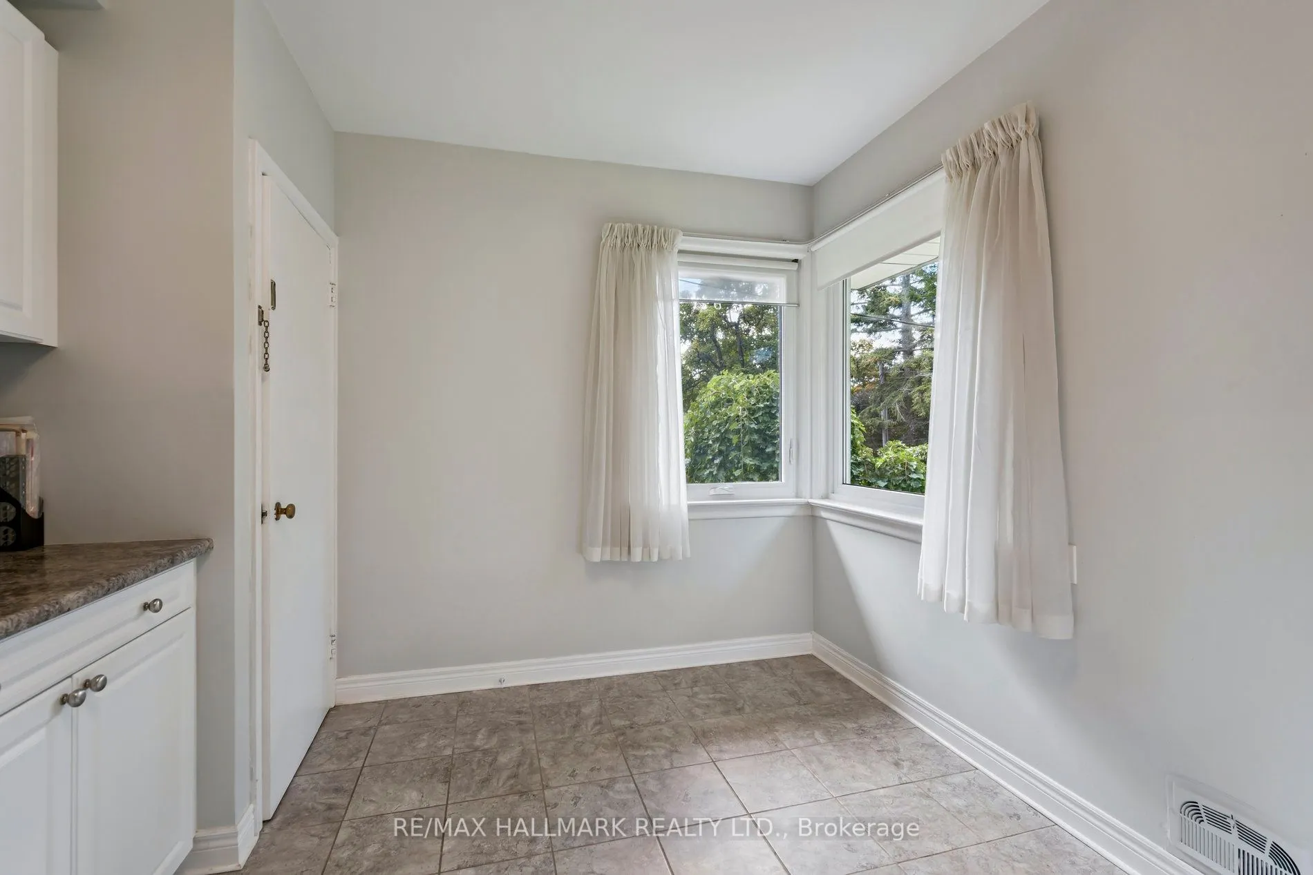 6 Fernalroy Boulevard