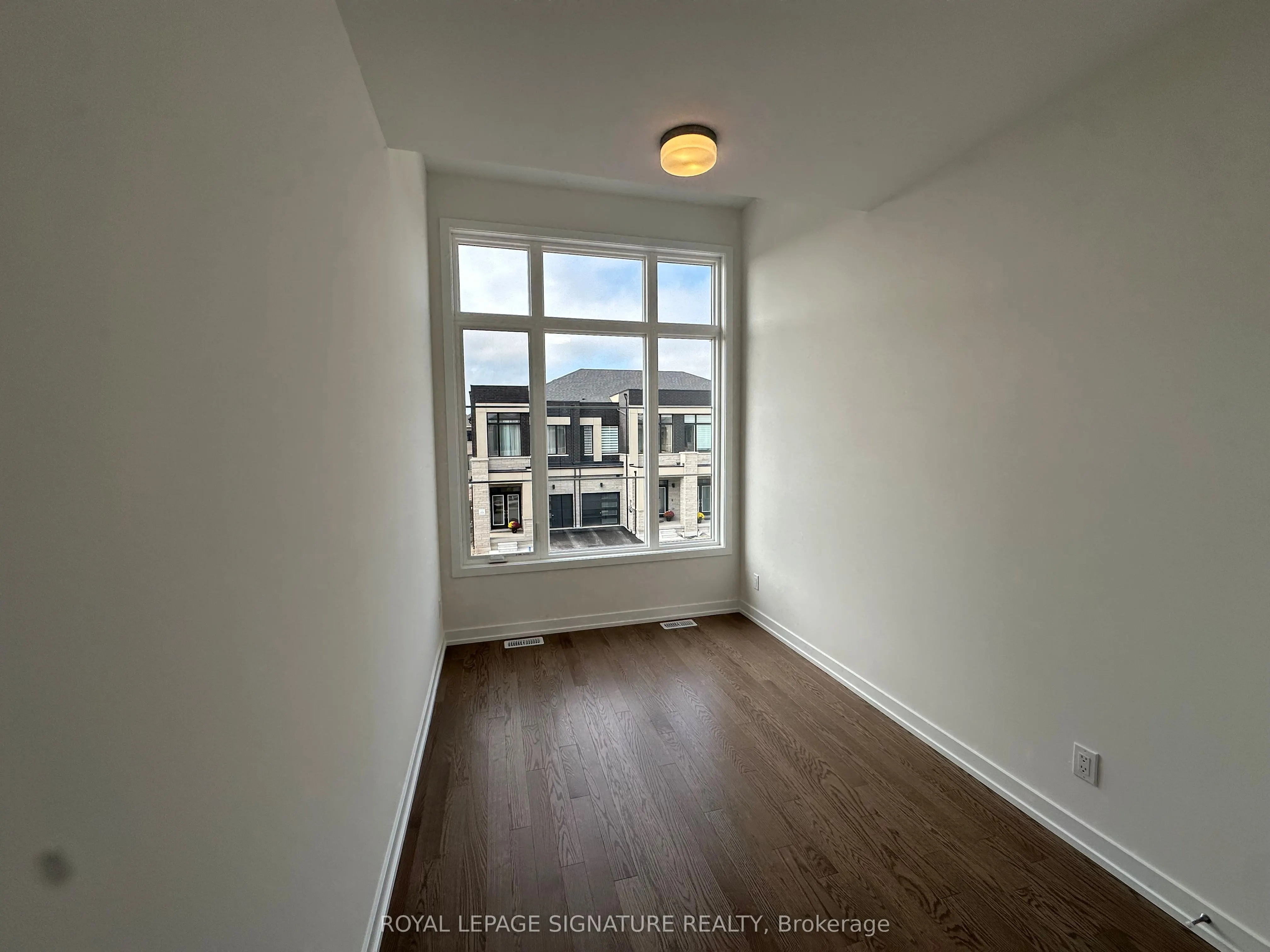 1190 Dartmouth Crescent