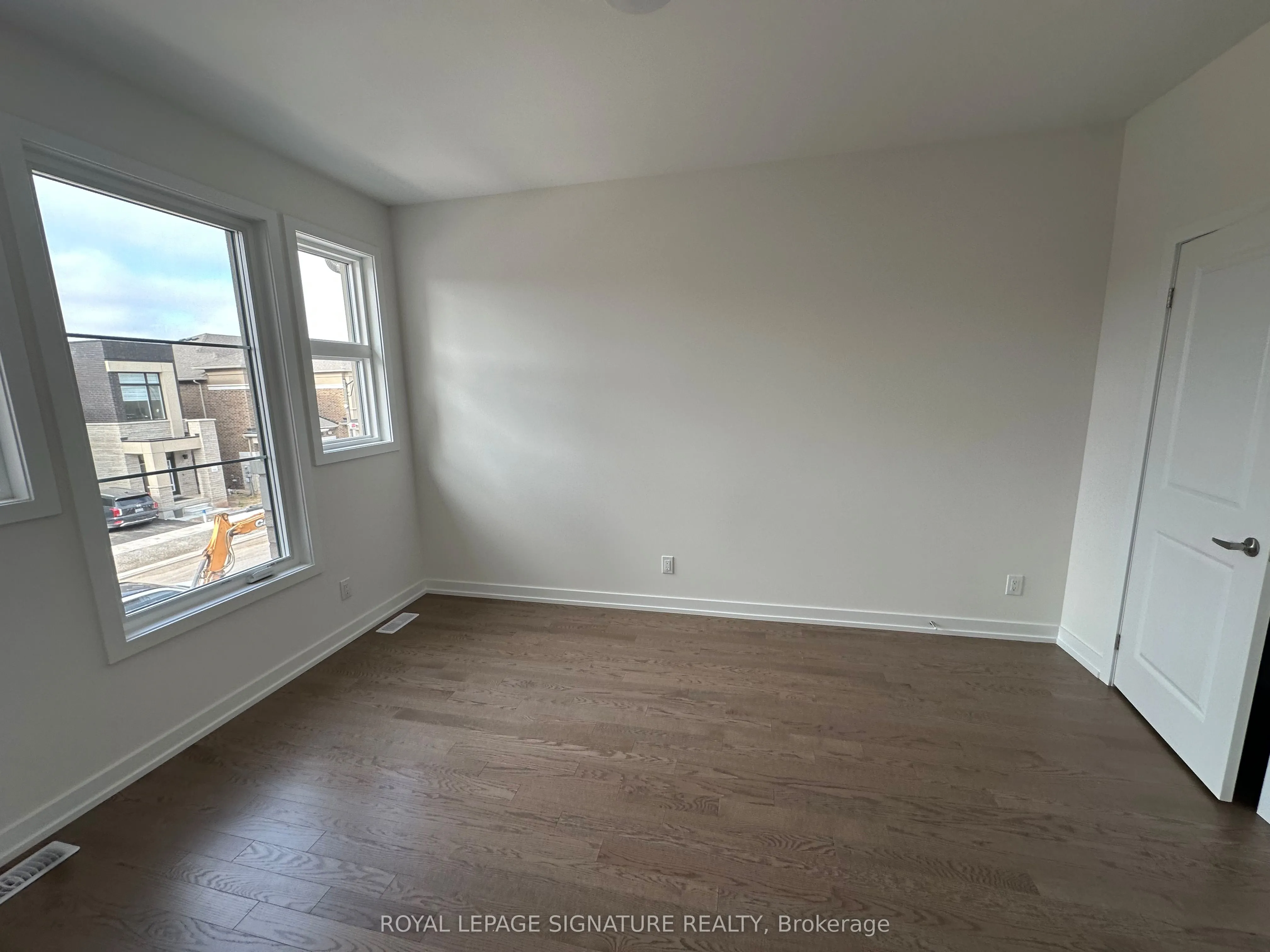 1190 Dartmouth Crescent