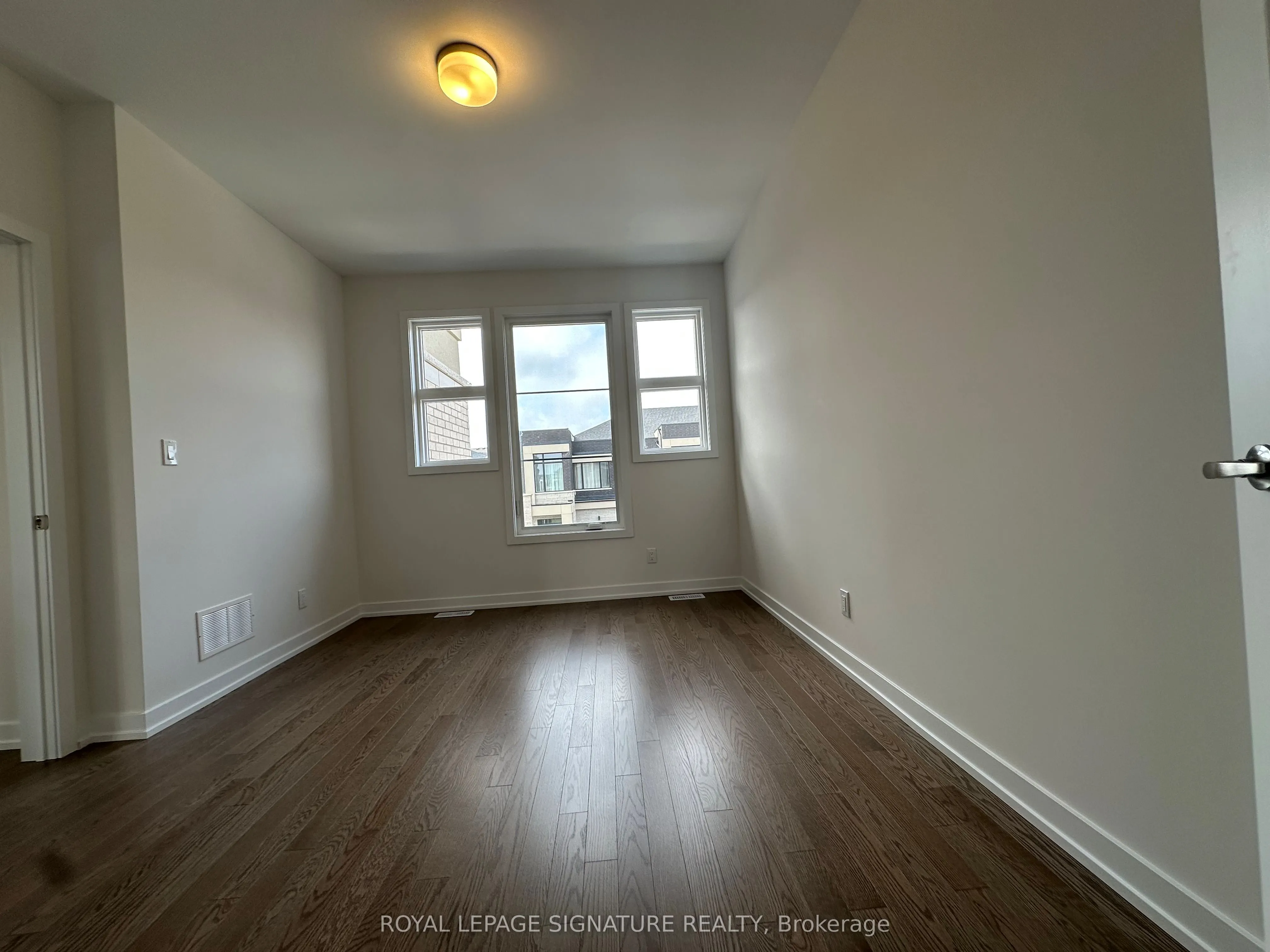 1190 Dartmouth Crescent