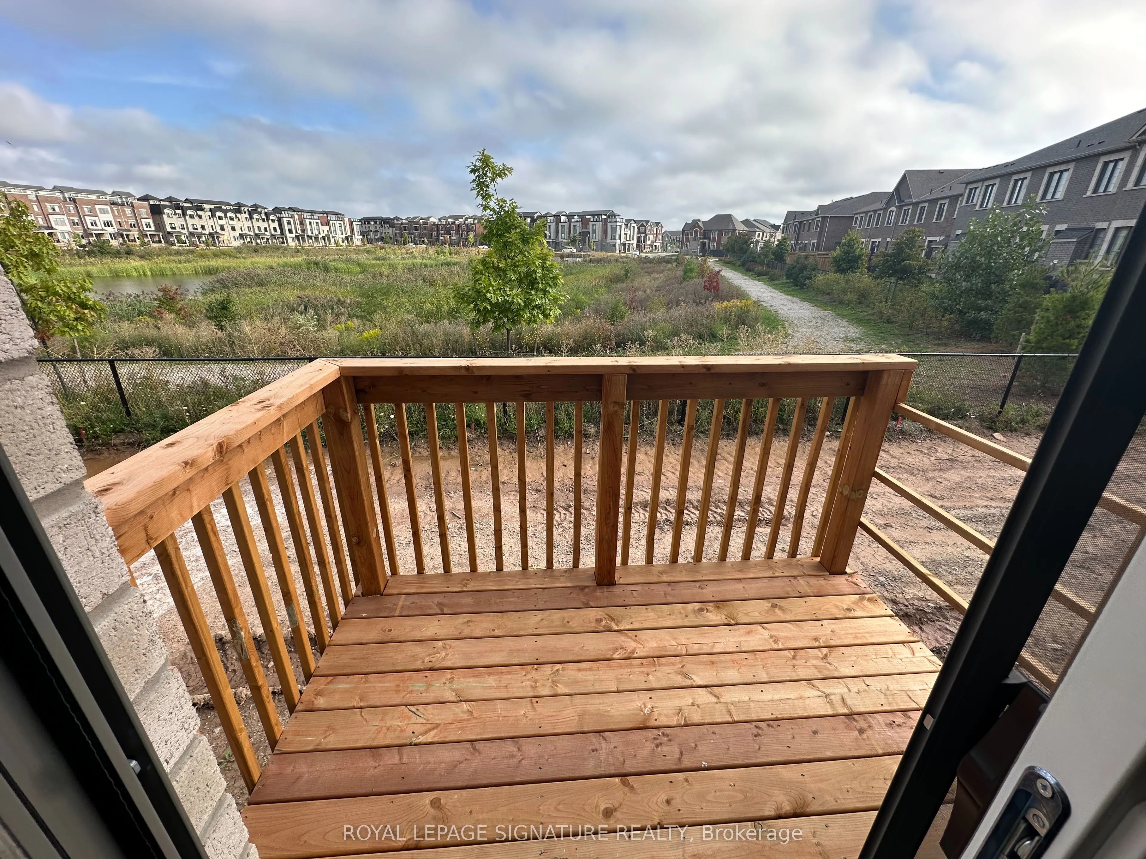 1190 Dartmouth Crescent