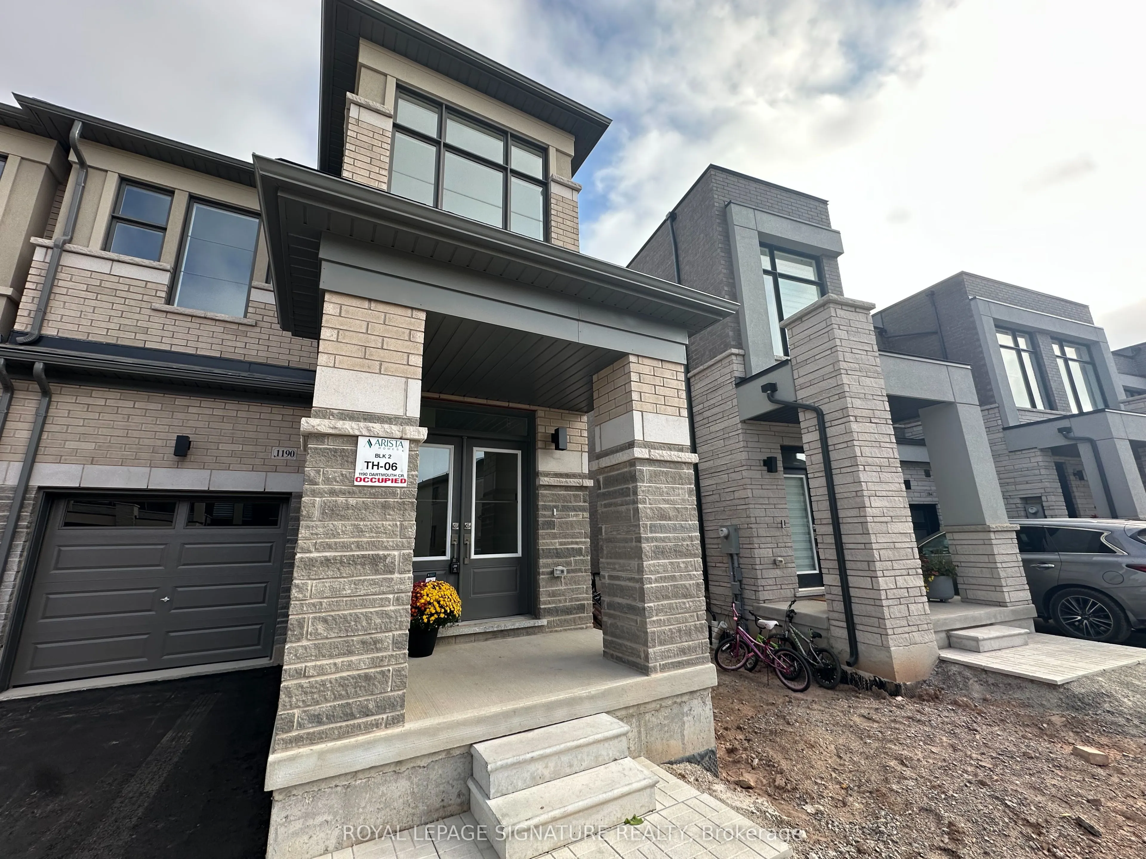 1190 Dartmouth Crescent