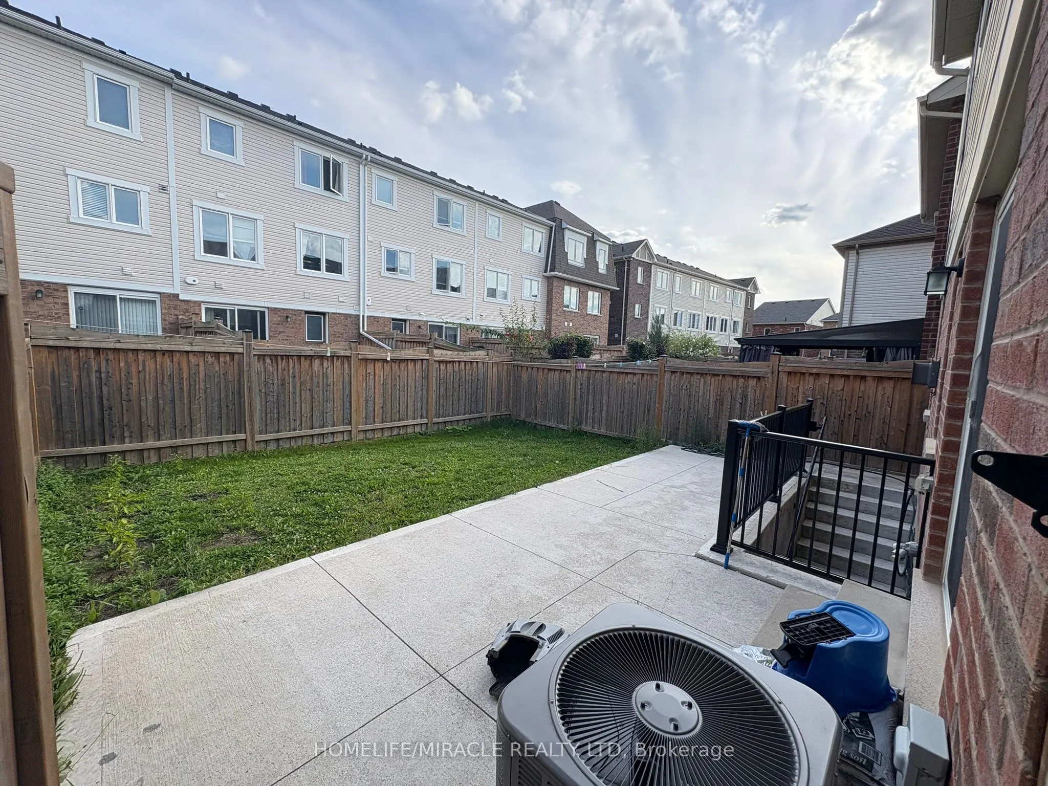 11 BANNISTER Crescent