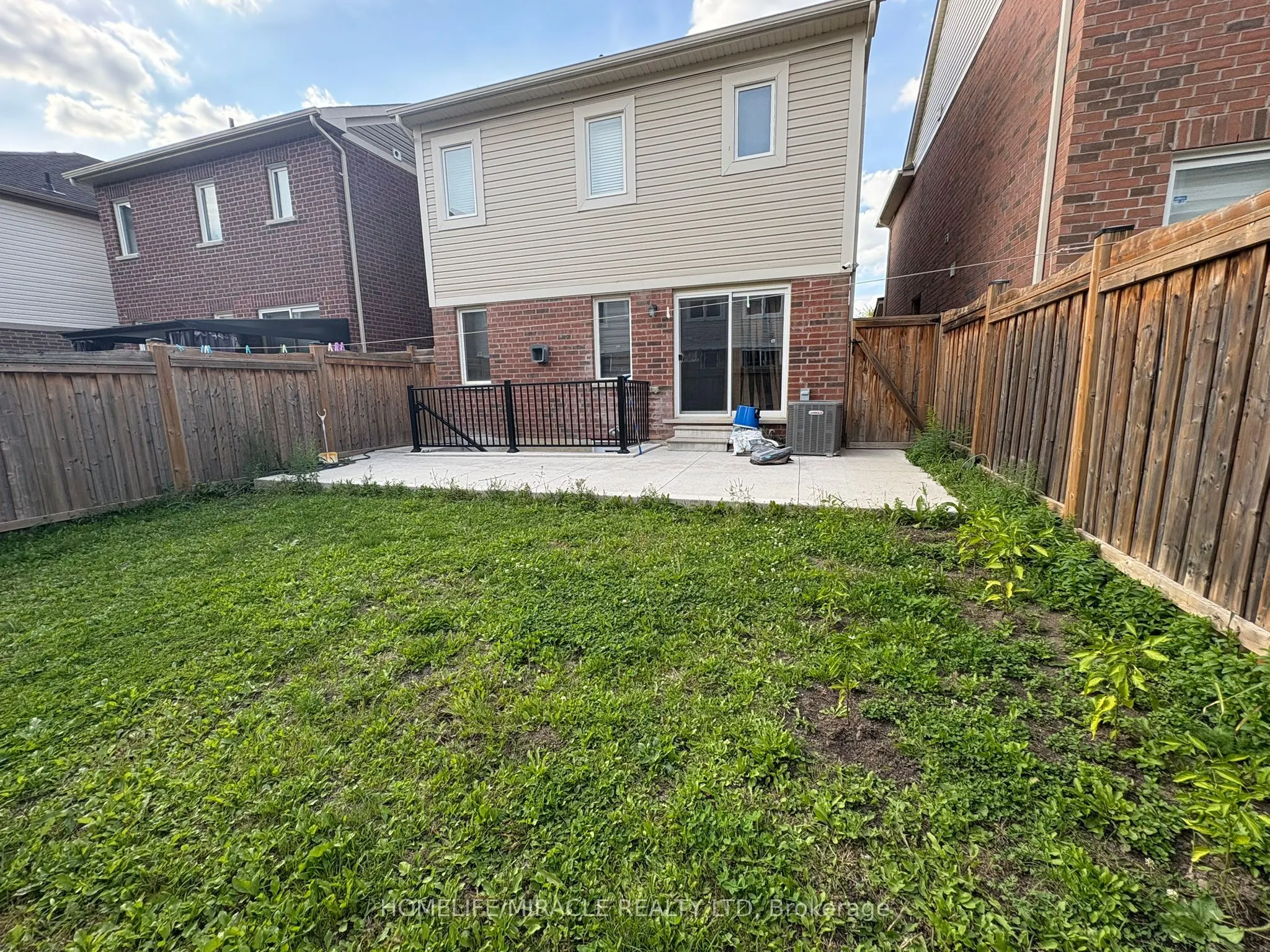 11 BANNISTER Crescent