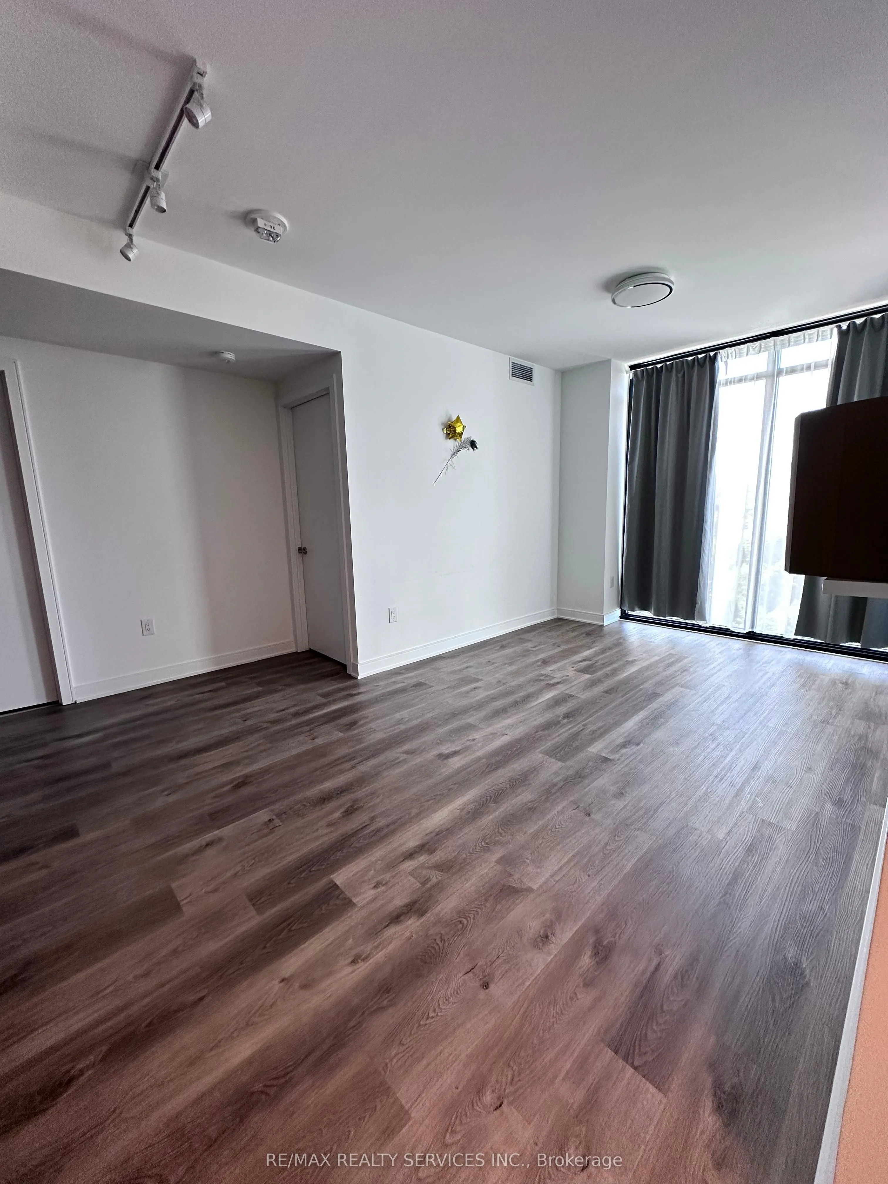 86 Dundas Street E, #03