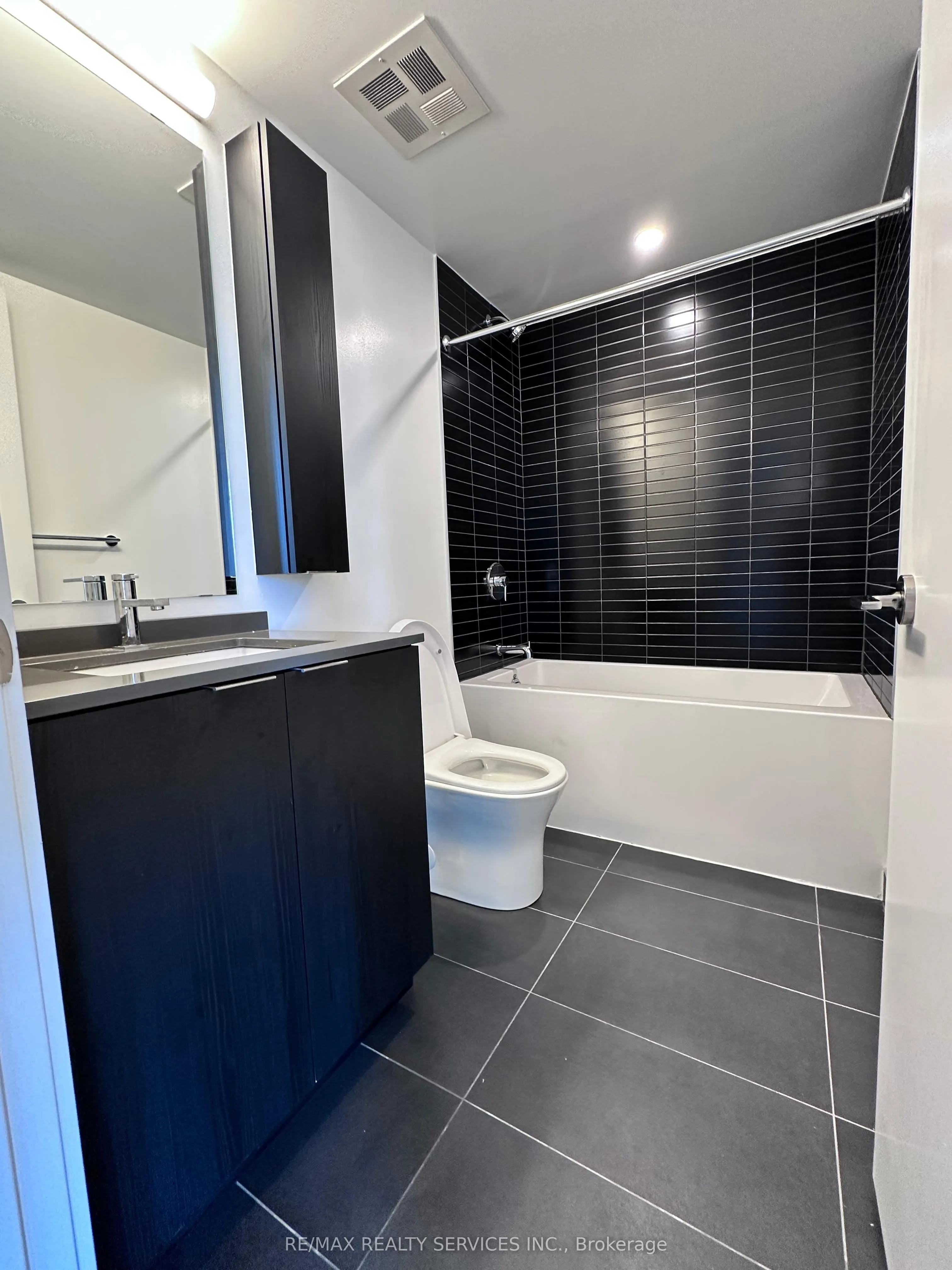 86 Dundas Street E, #03