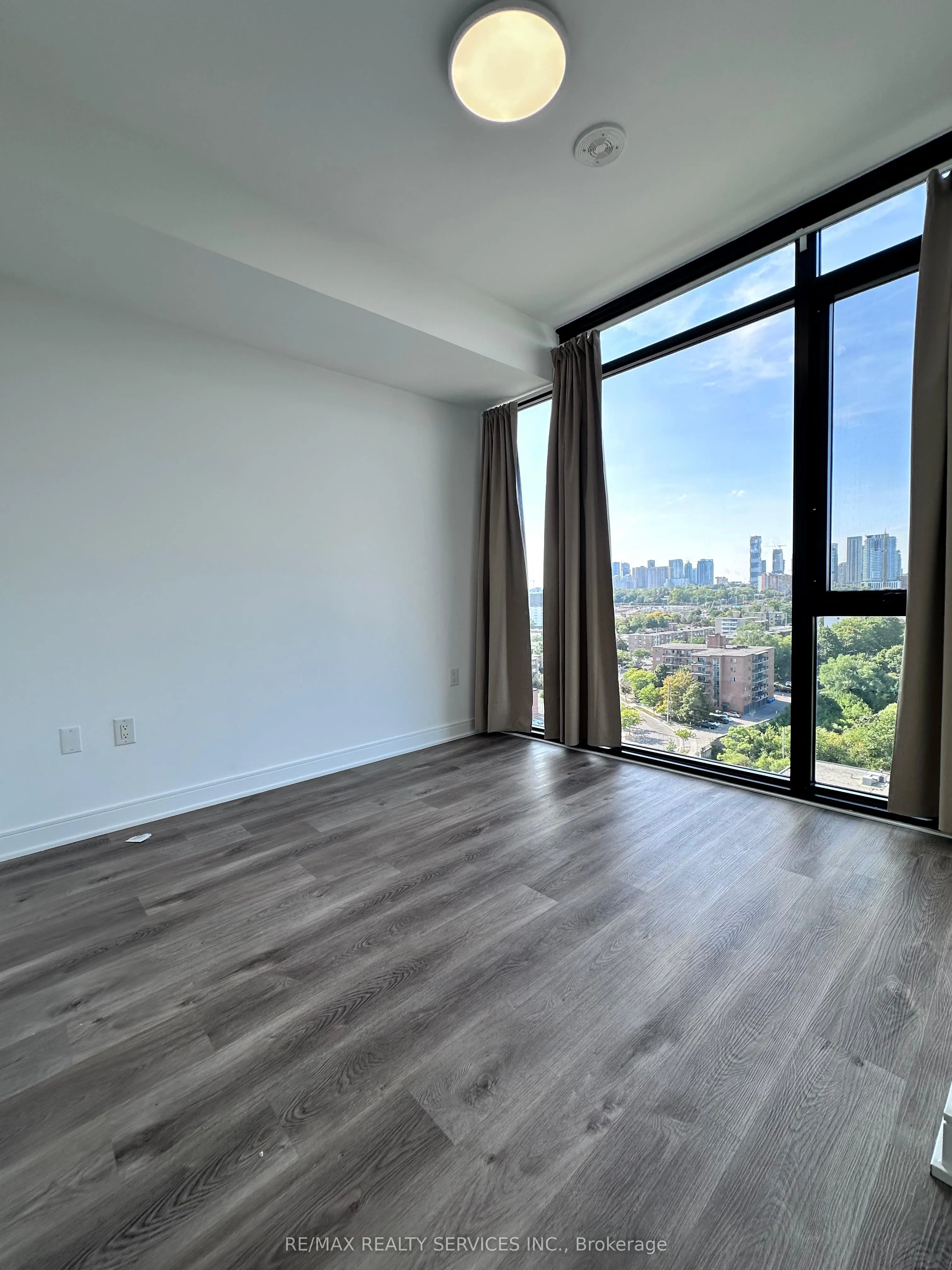 86 Dundas Street E, #03