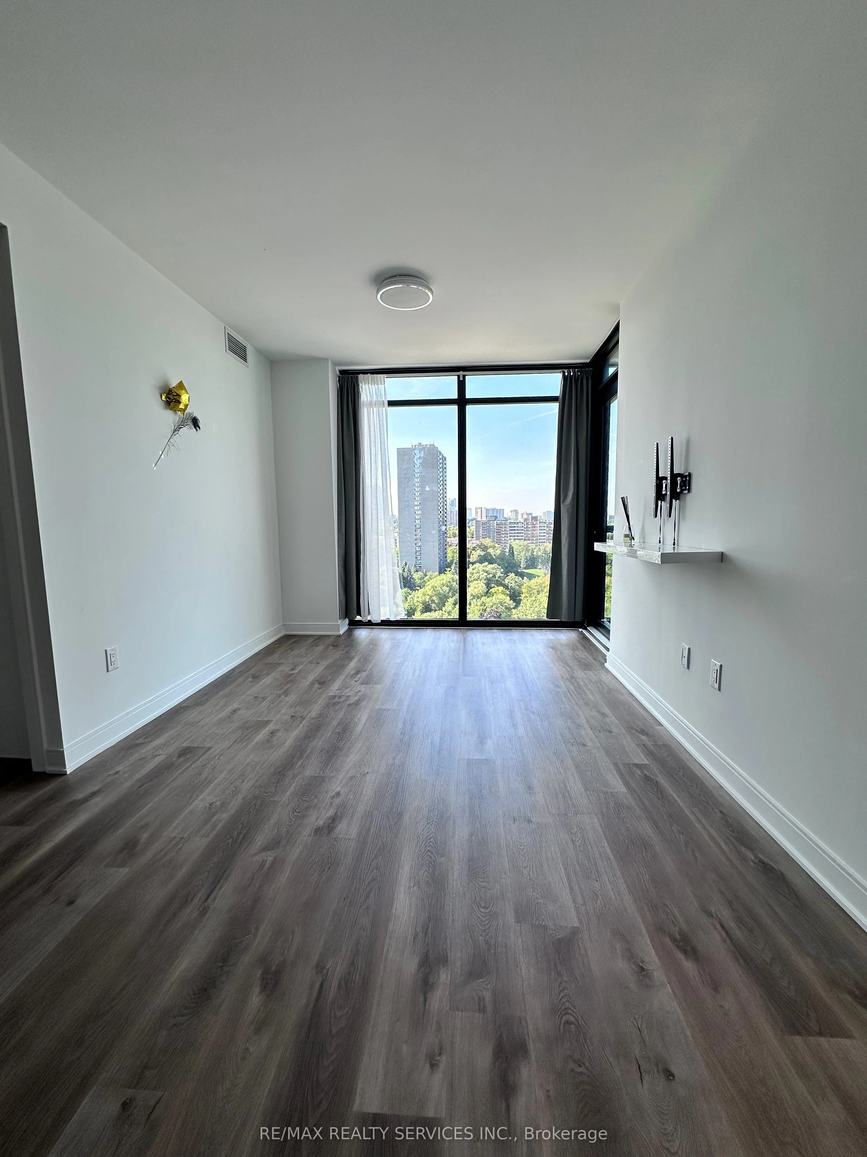 86 Dundas Street E, #03