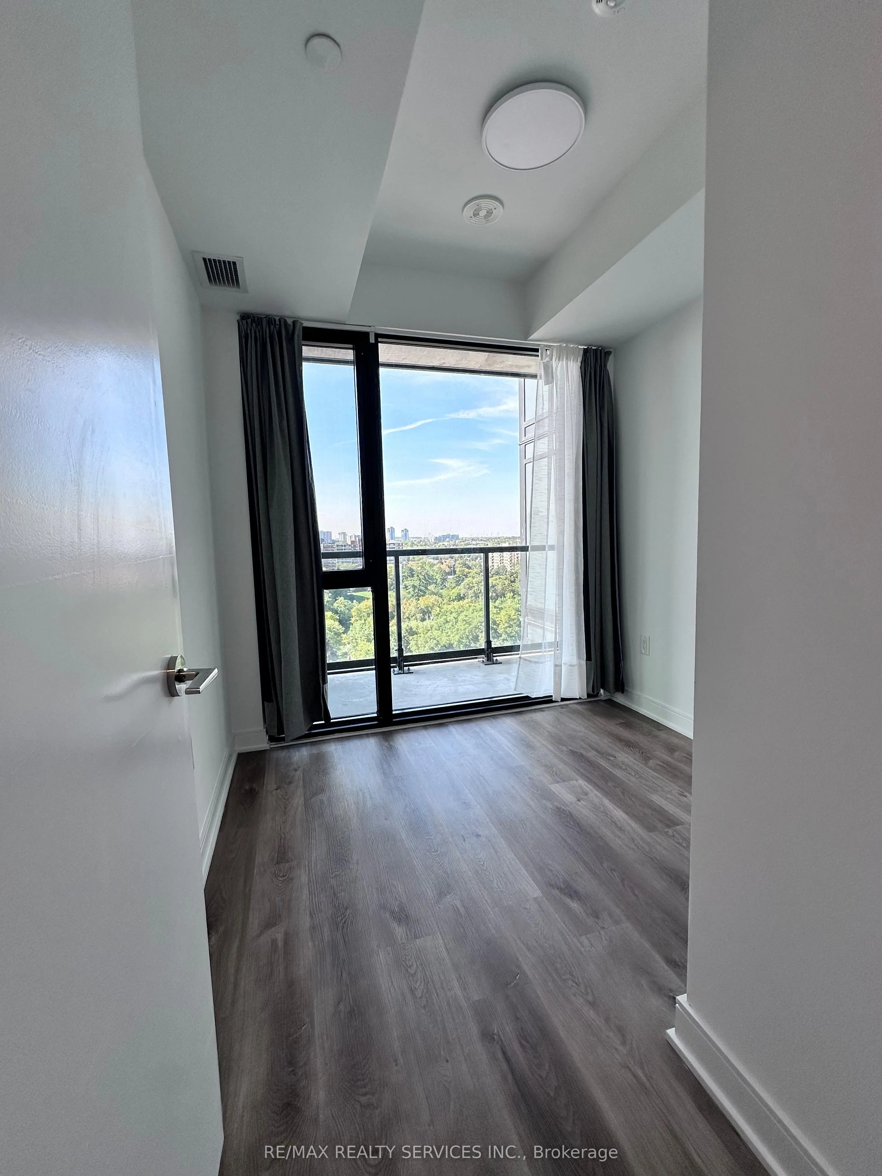 86 Dundas Street E, #03