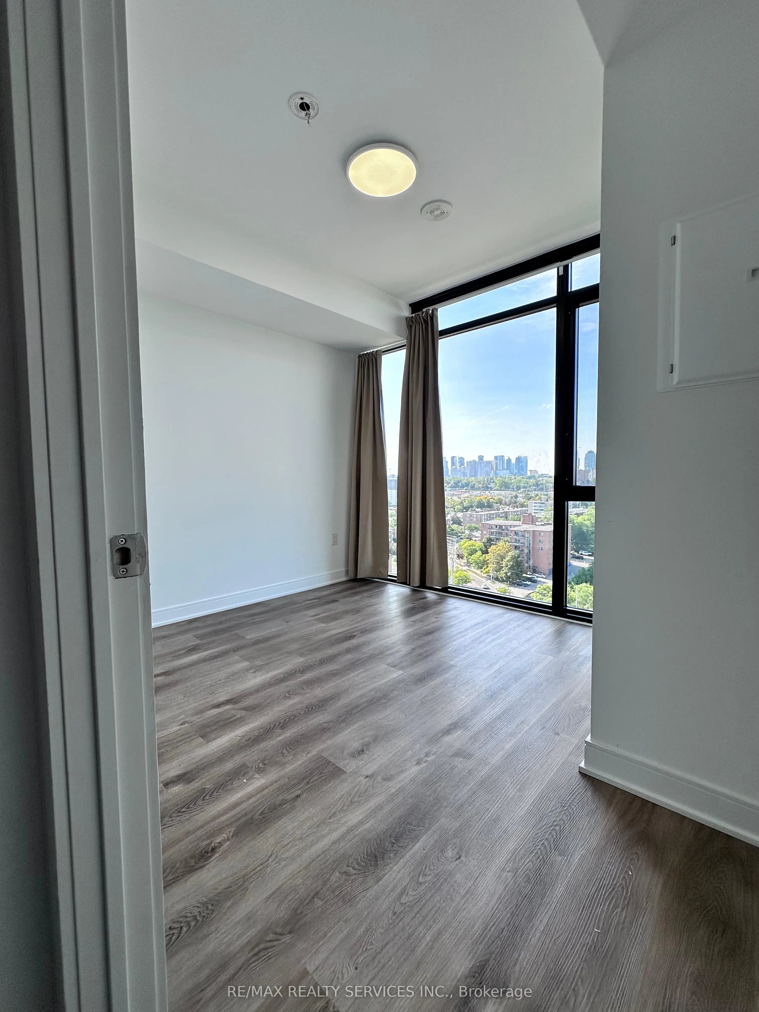 86 Dundas Street E, #03