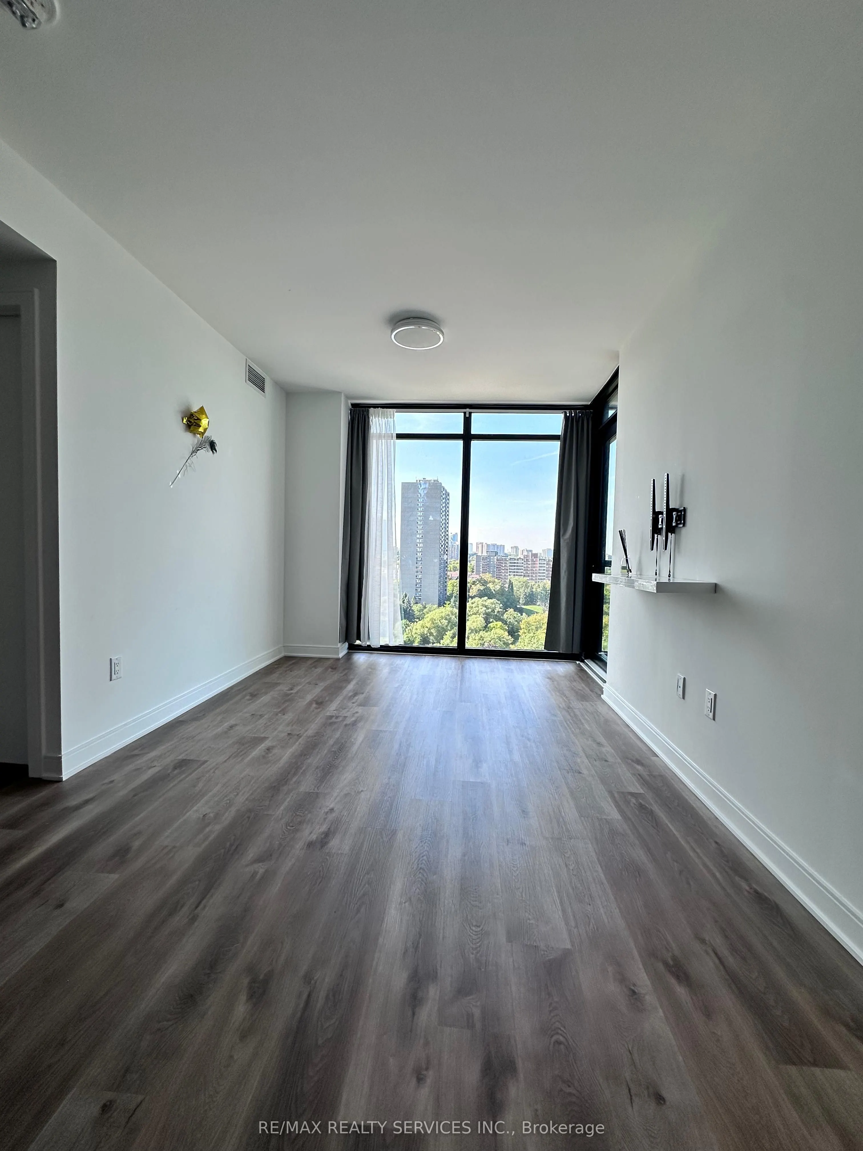 86 Dundas Street E, #03