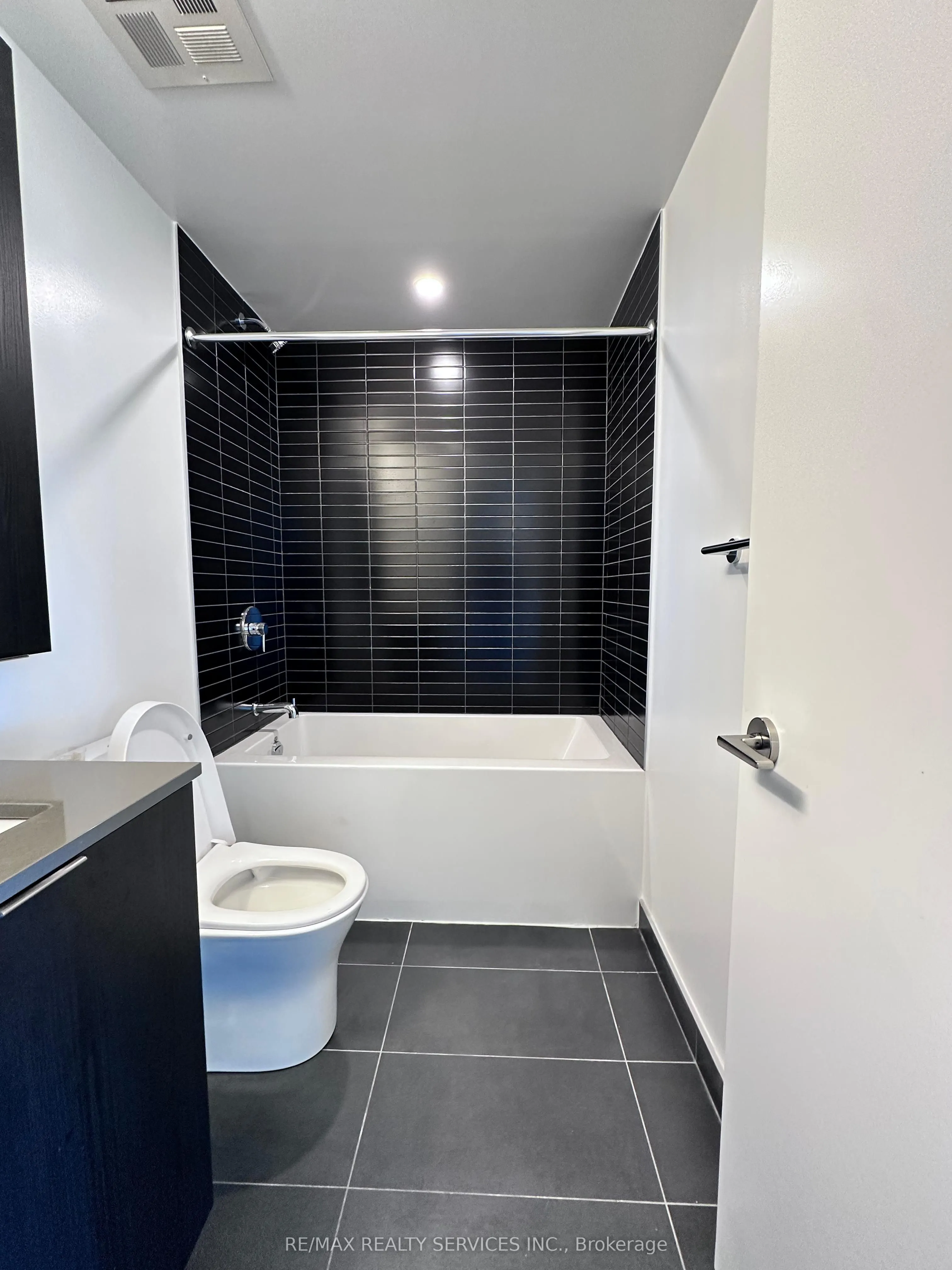 86 Dundas Street E, #03