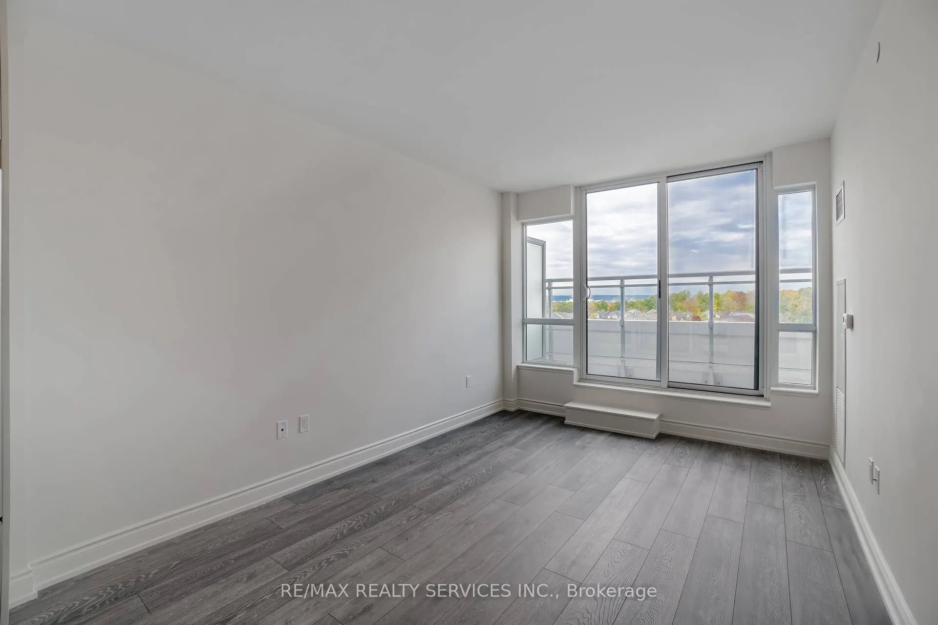 1050 Main Street, #607