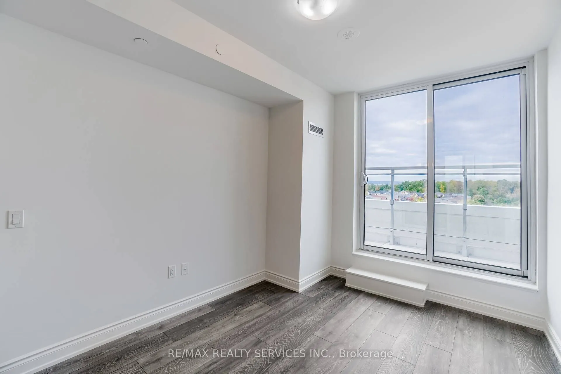 1050 Main Street, #607