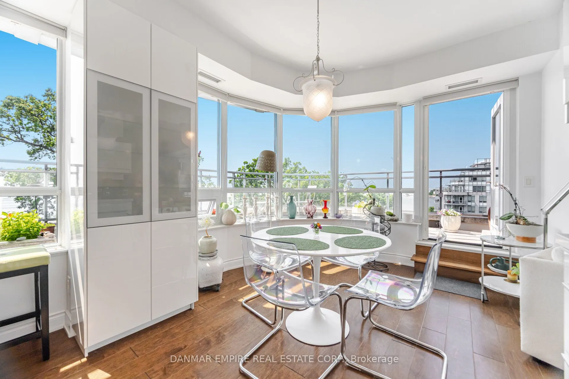 3500 Lakeshore Road, #604