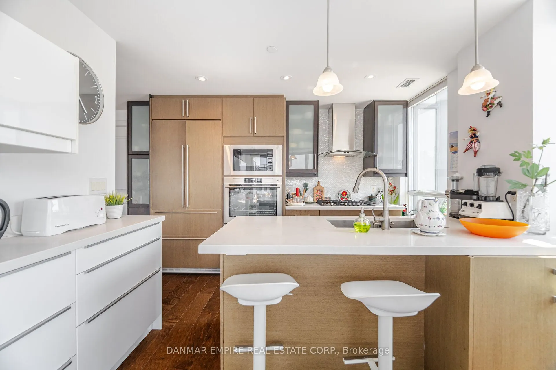 3500 Lakeshore Road, #604