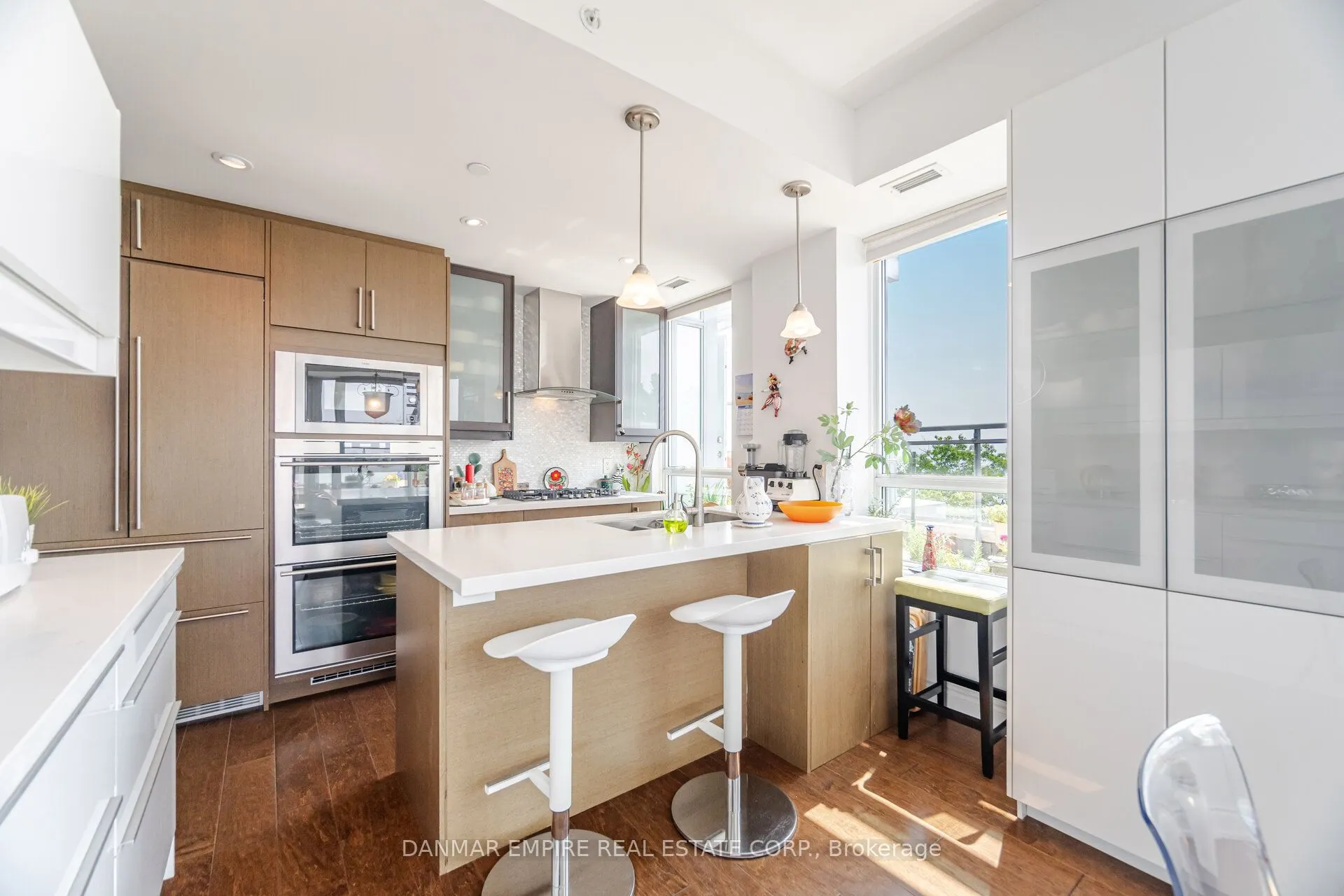 3500 Lakeshore Road, #604