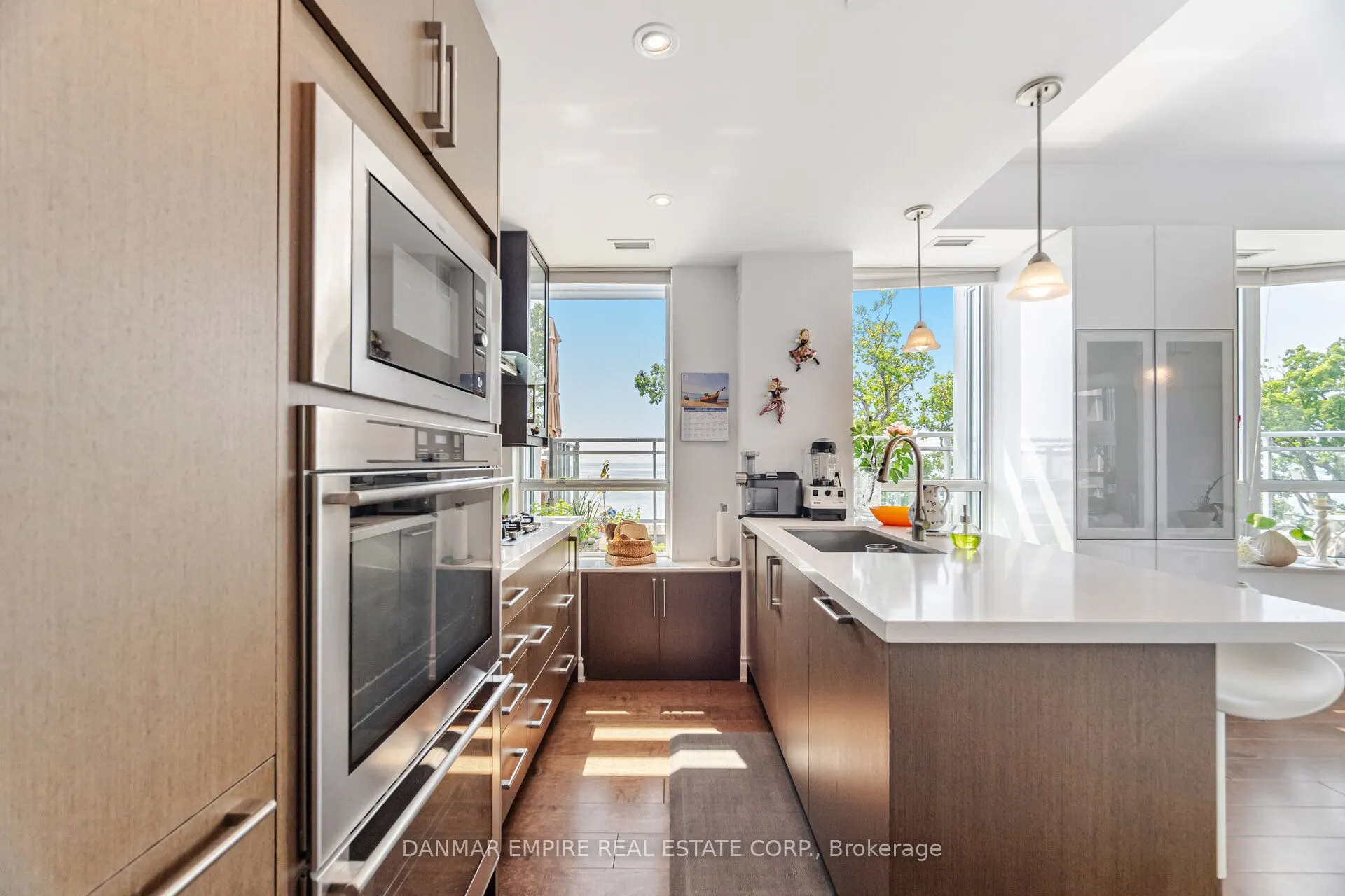 3500 Lakeshore Road, #604