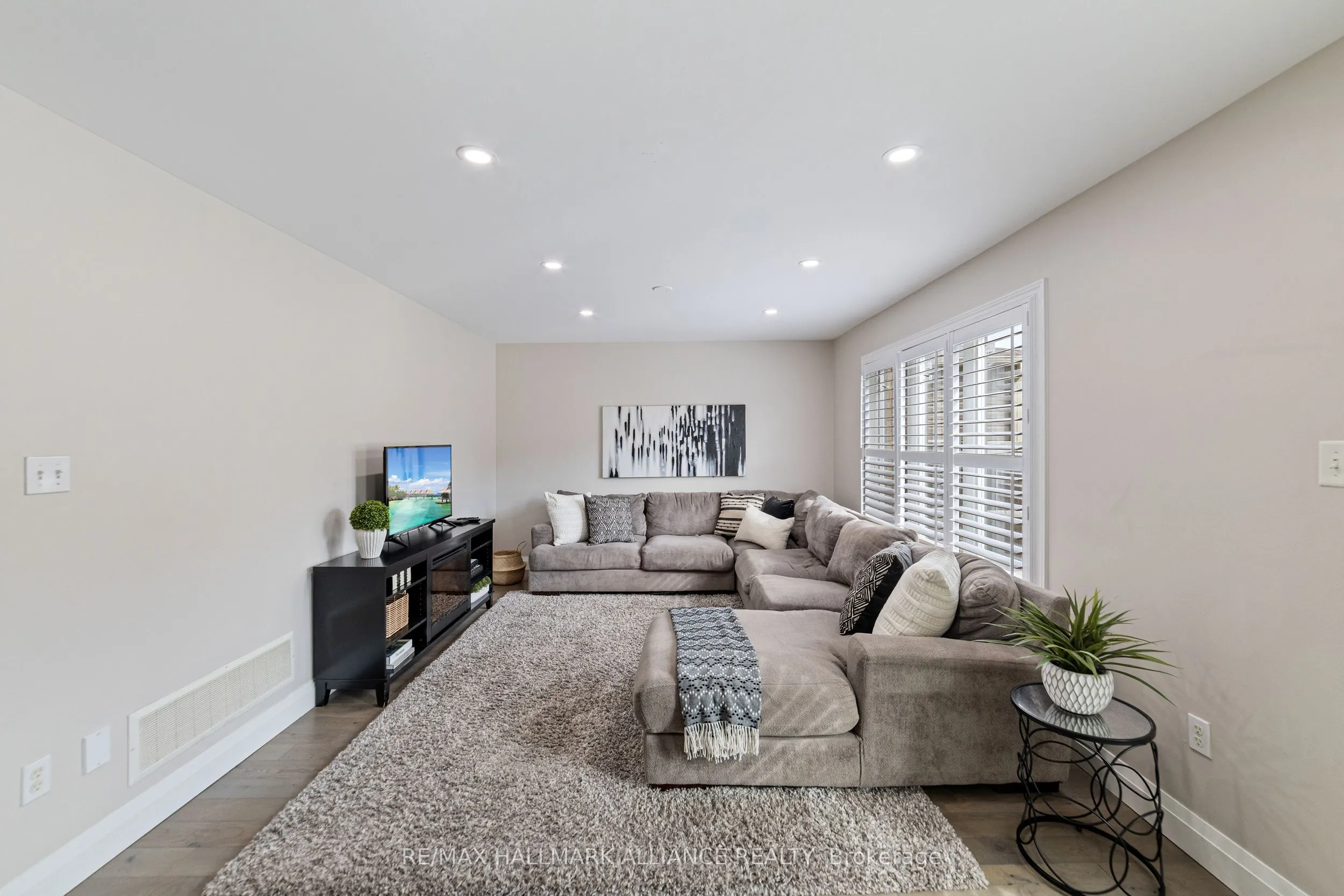 402 Schreyer Crescent