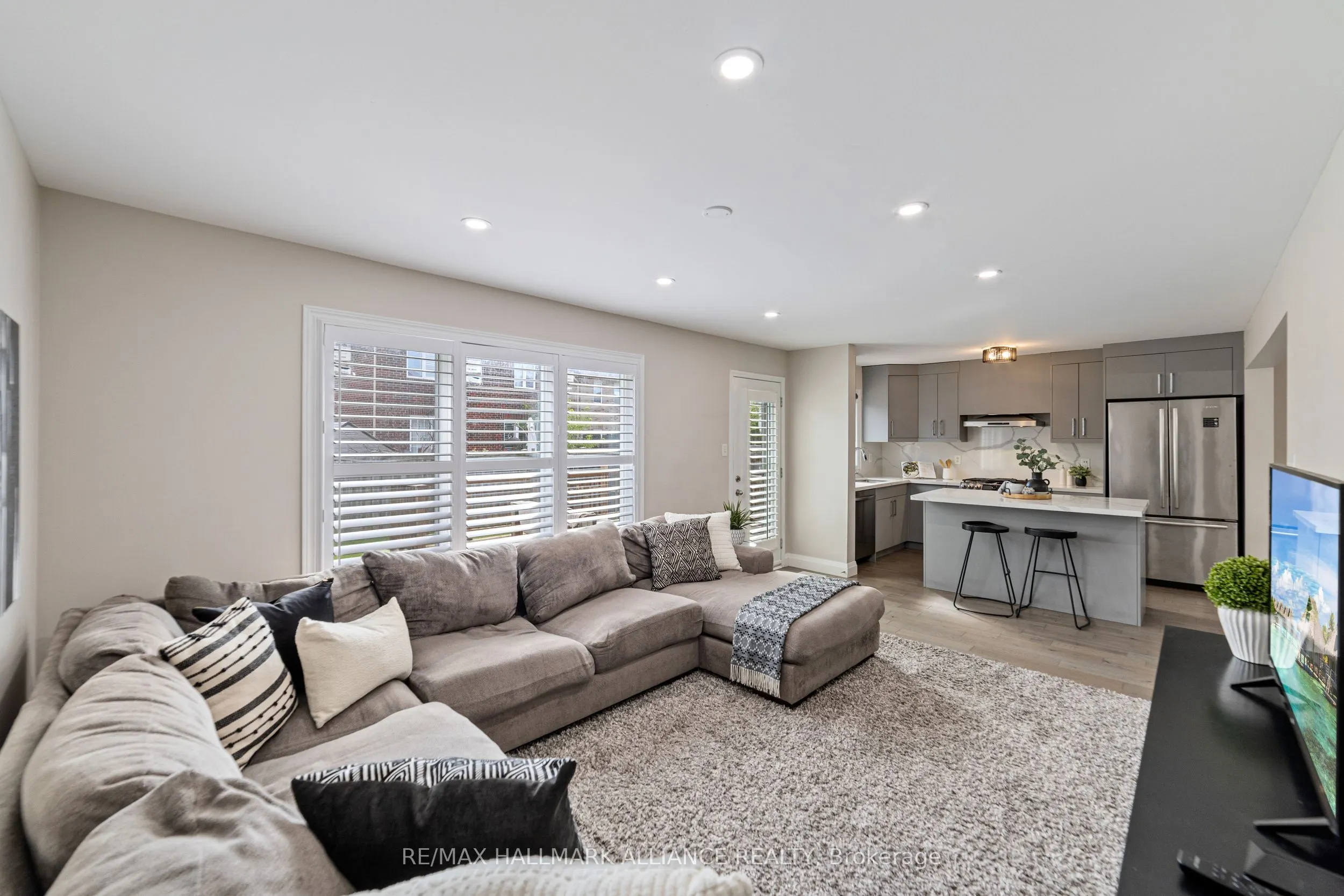 402 Schreyer Crescent