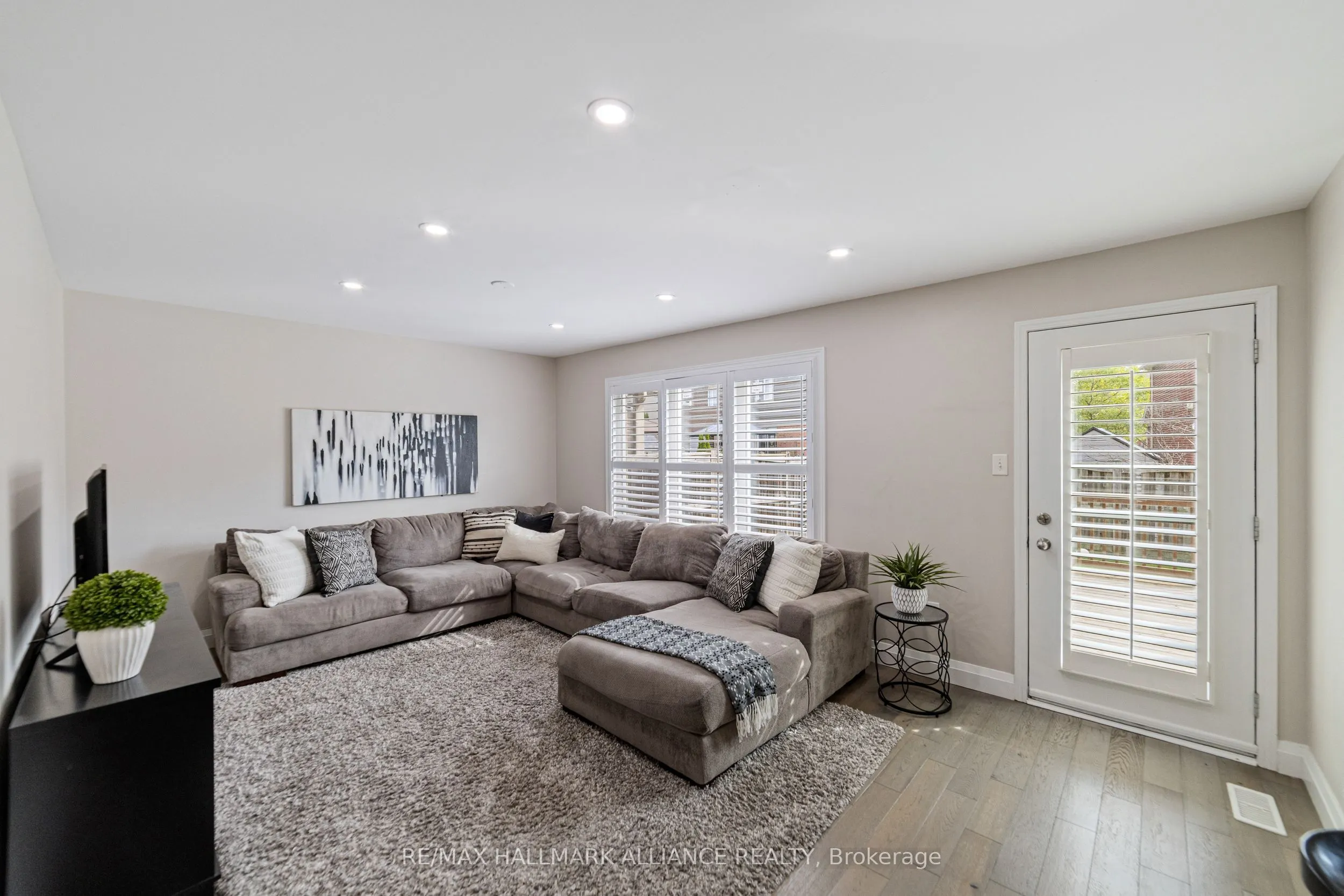 402 Schreyer Crescent