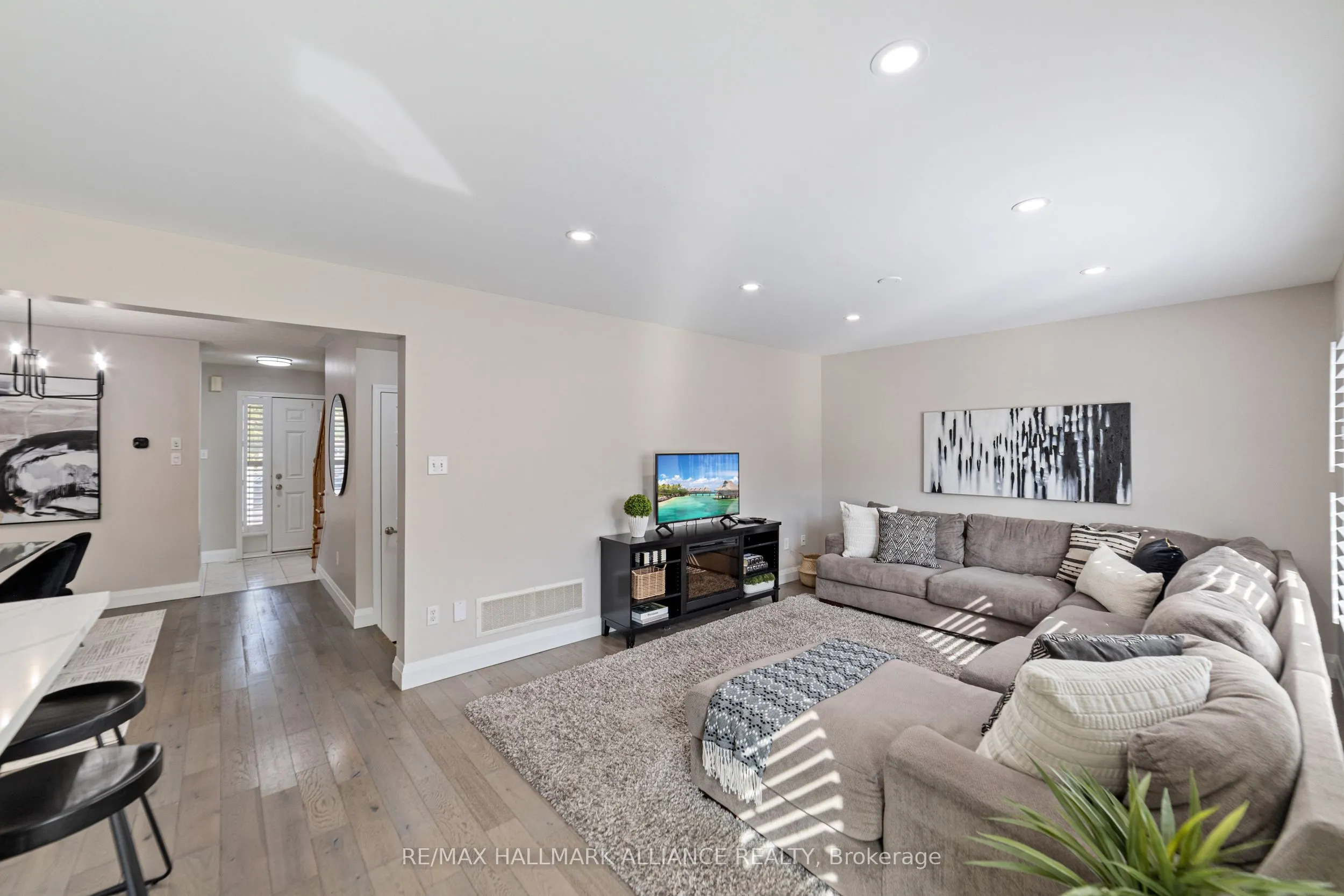 402 Schreyer Crescent